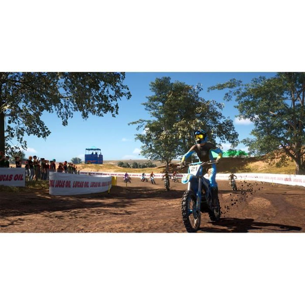 Pilota di motocross su pista sterrata con spettatori sul lato.