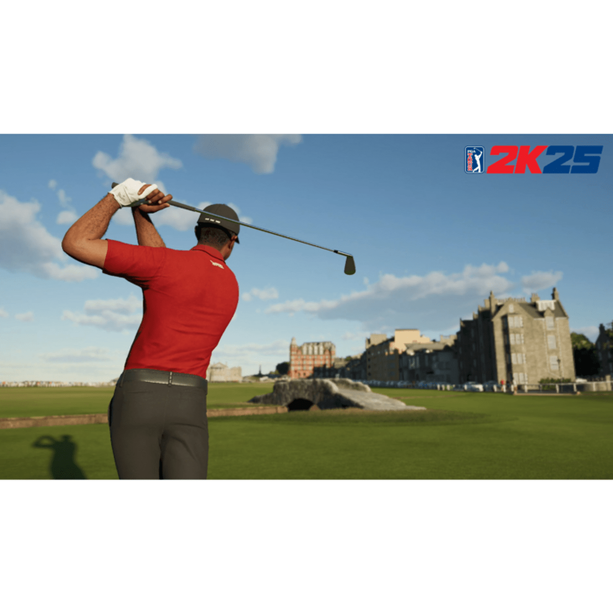 Golfista zamachuje się kijem przed zamkiem, błękitne niebo z chmurami.