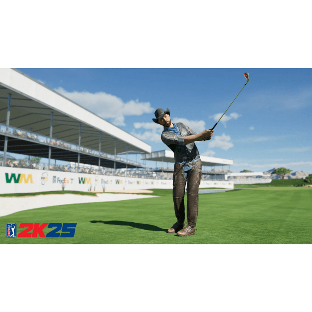 Mężczyzna w stroju kowbojskim zamachuje się kijem golfowym na zielonym polu przed trybunami.