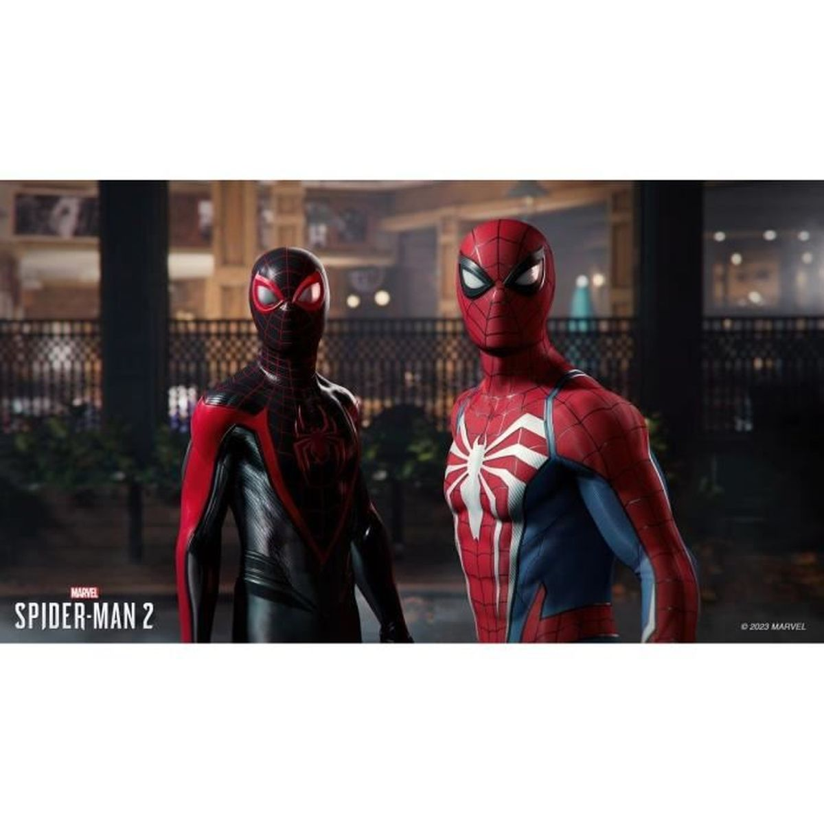 Due figure di Spider-Man stanno fianco a fianco. Miles Morales a sinistra, Peter Parker a destra.