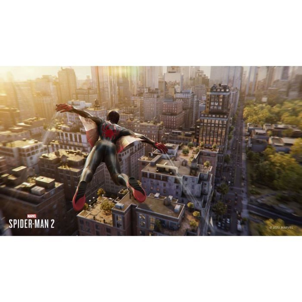 Spider-Man vola con le ali sopra una città di edifici al tramonto.