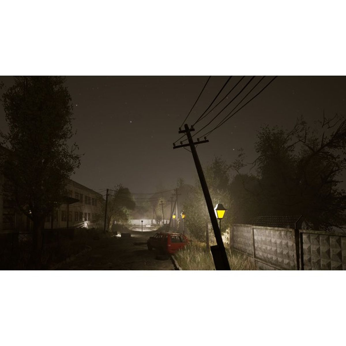 Nocna scena z czerwonym samochodem, budynkami i latarniami.