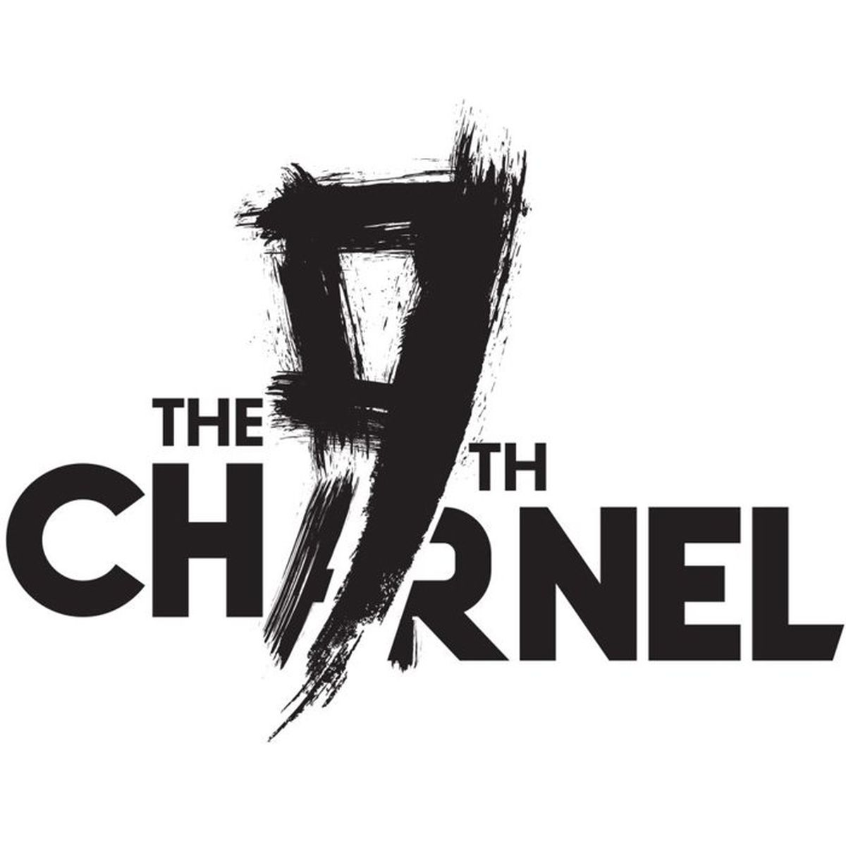 Napis w kolorze czarno-białym "THE 9TH CHARNEL" z pociągnięciami pędzla.