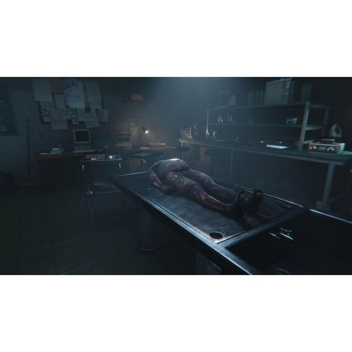 Un corpo giace su un tavolo operatorio in un laboratorio buio con attrezzature.