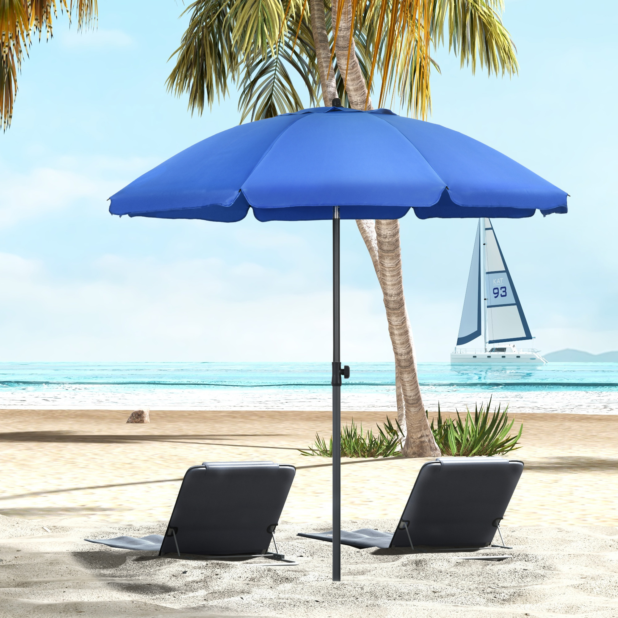 Due sedie a sdraio e un ombrellone blu su una spiaggia con una barca a vela sull'oceano.