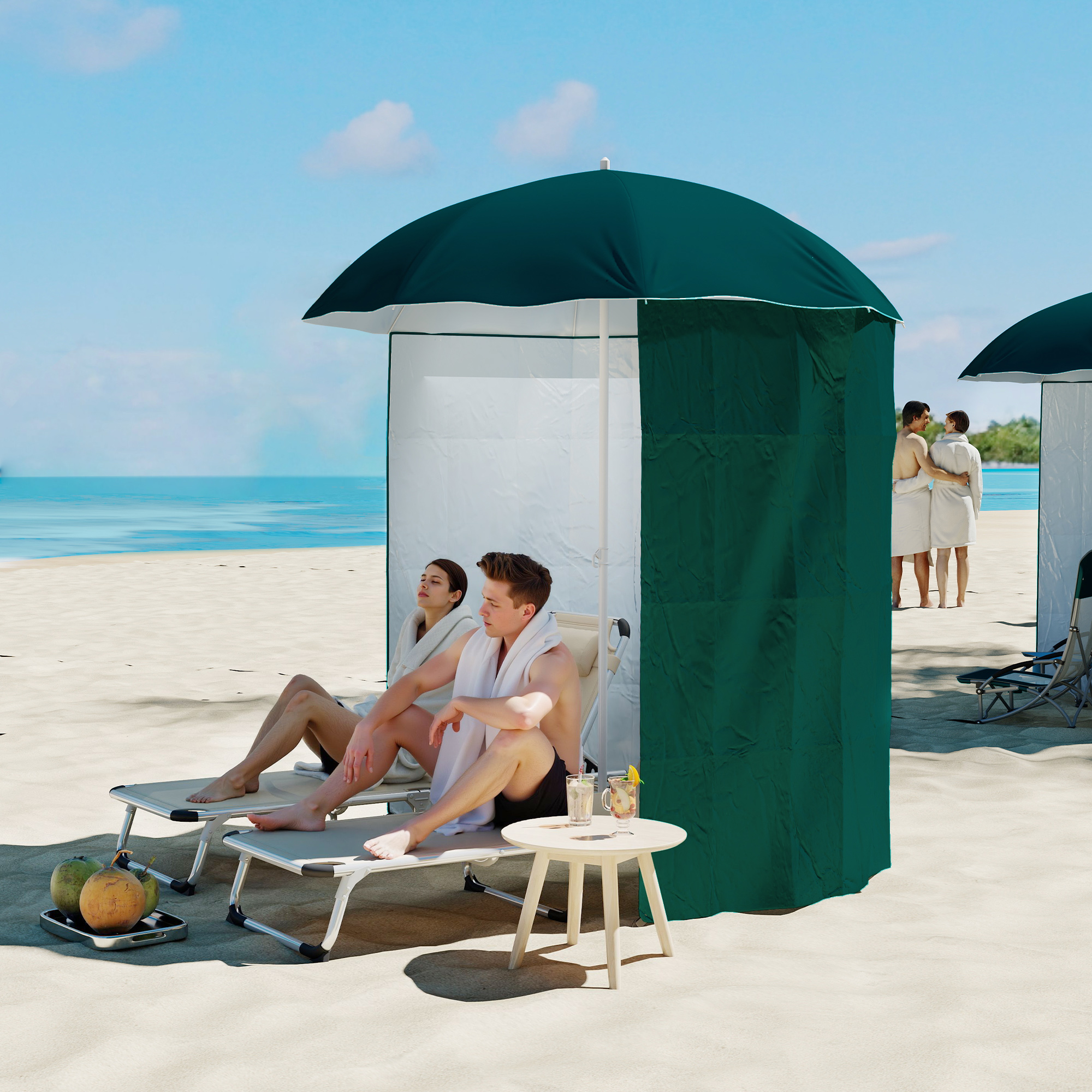 Una coppia si rilassa sulla spiaggia all'ombra. Una bevanda è su un tavolino.