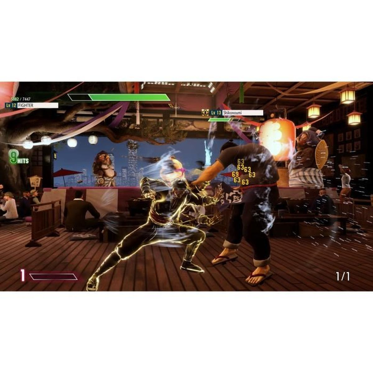 Due combattenti in un videogioco, uno in nero, l'altro che brilla di giallo.