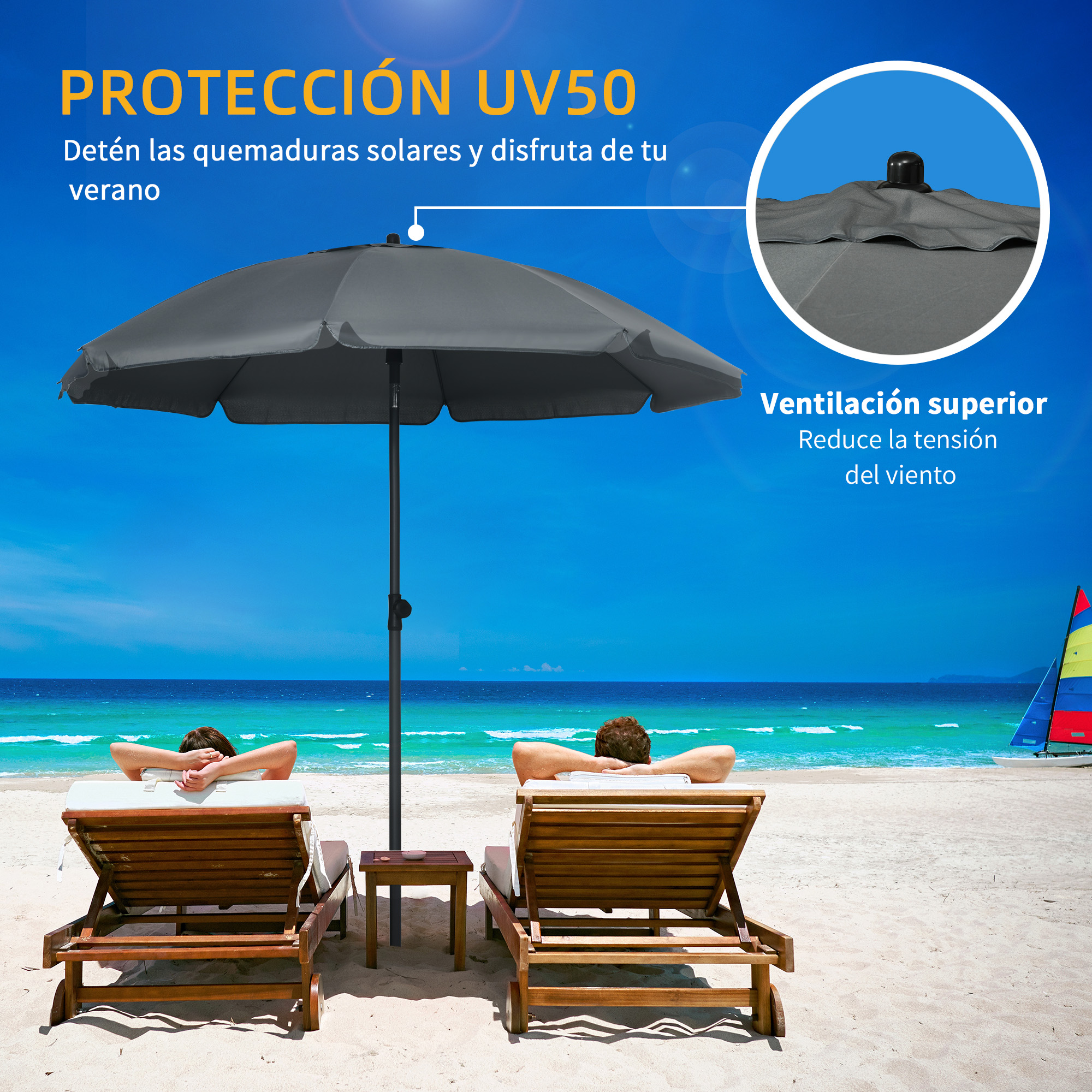 Una sombrilla de playa protege a dos personas en tumbonas junto al mar.