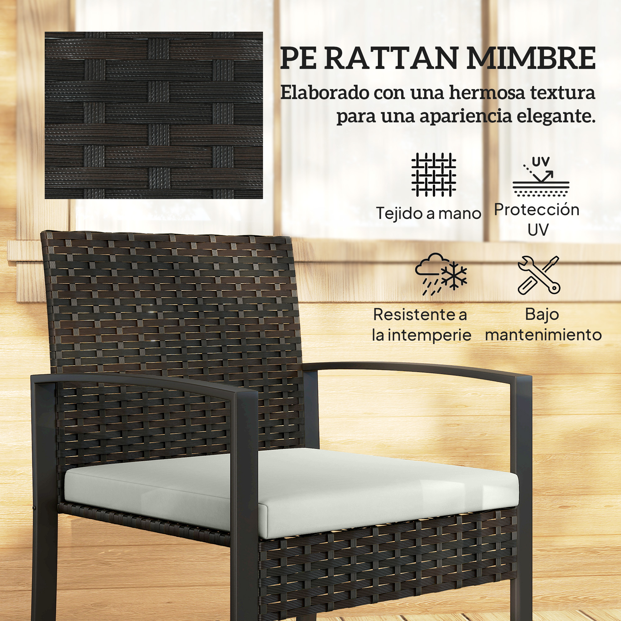 Silla de ratán marrón oscuro con cojín blanco, sobre fondo de madera.