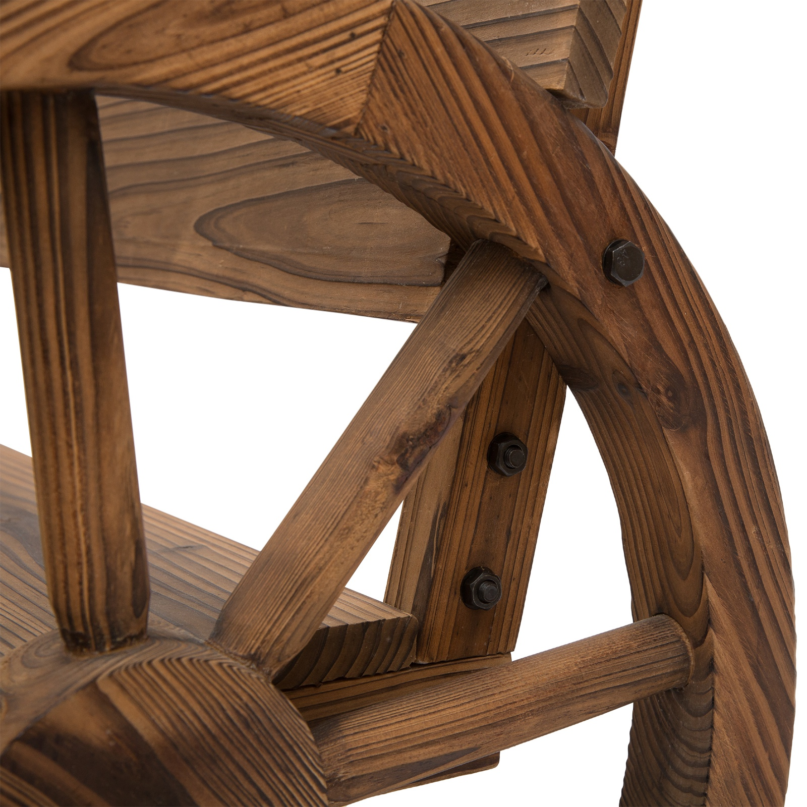Silla rústica de madera con diseño de rueda de carro y pernos visibles.