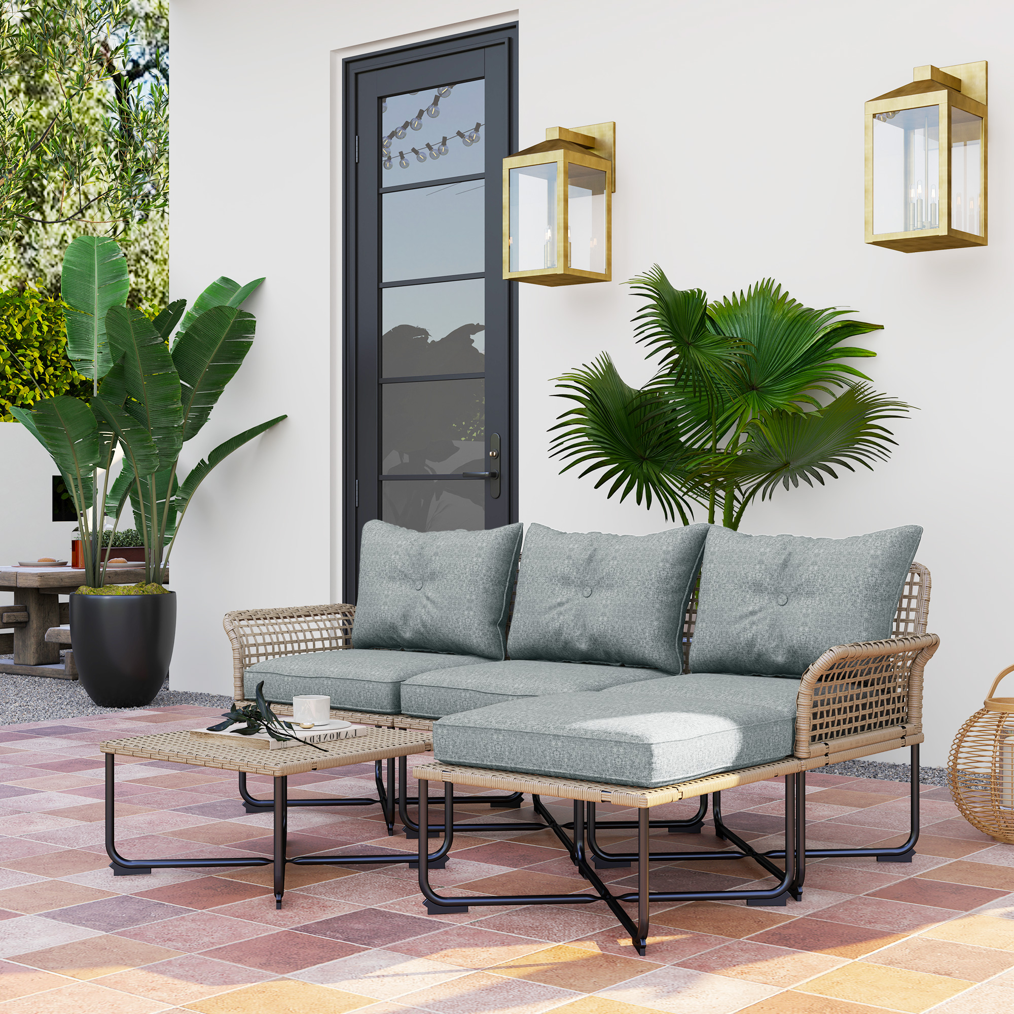 Un divano in rattan beige con cuscini azzurri siede su un patio piastrellato.