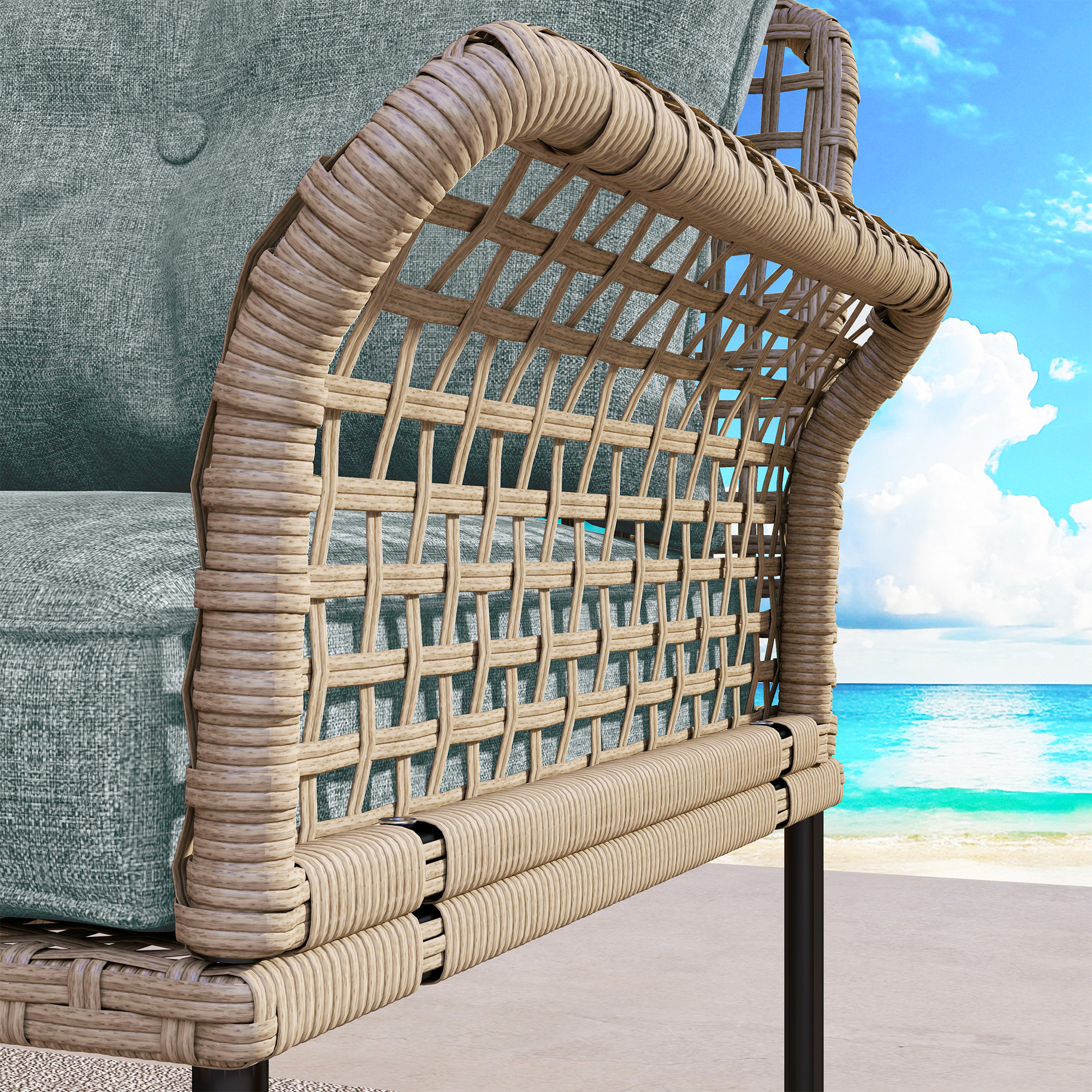 Poltrona in rattan con cuscino blu su spiaggia, mare e cielo sullo sfondo.