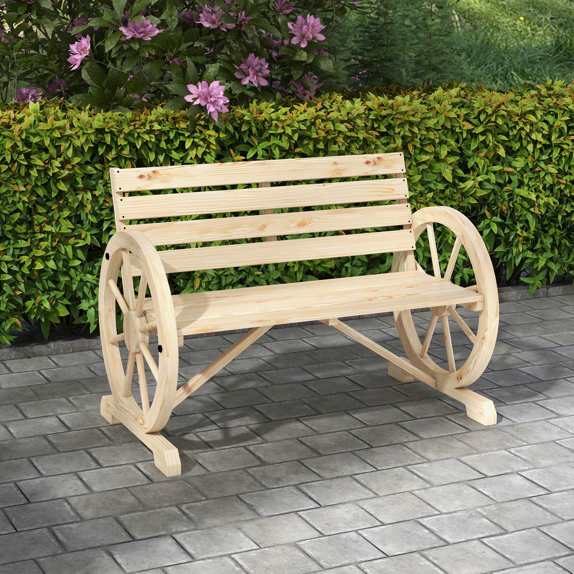 Una panchina di legno con lati a ruota di carro si trova su un patio pavimentato.