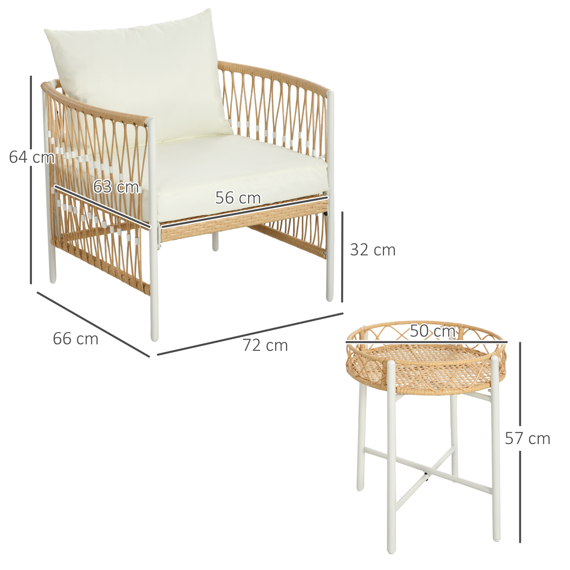 Una poltrona in rattan con cuscino bianco e un tavolino rotondo in rattan bianco.