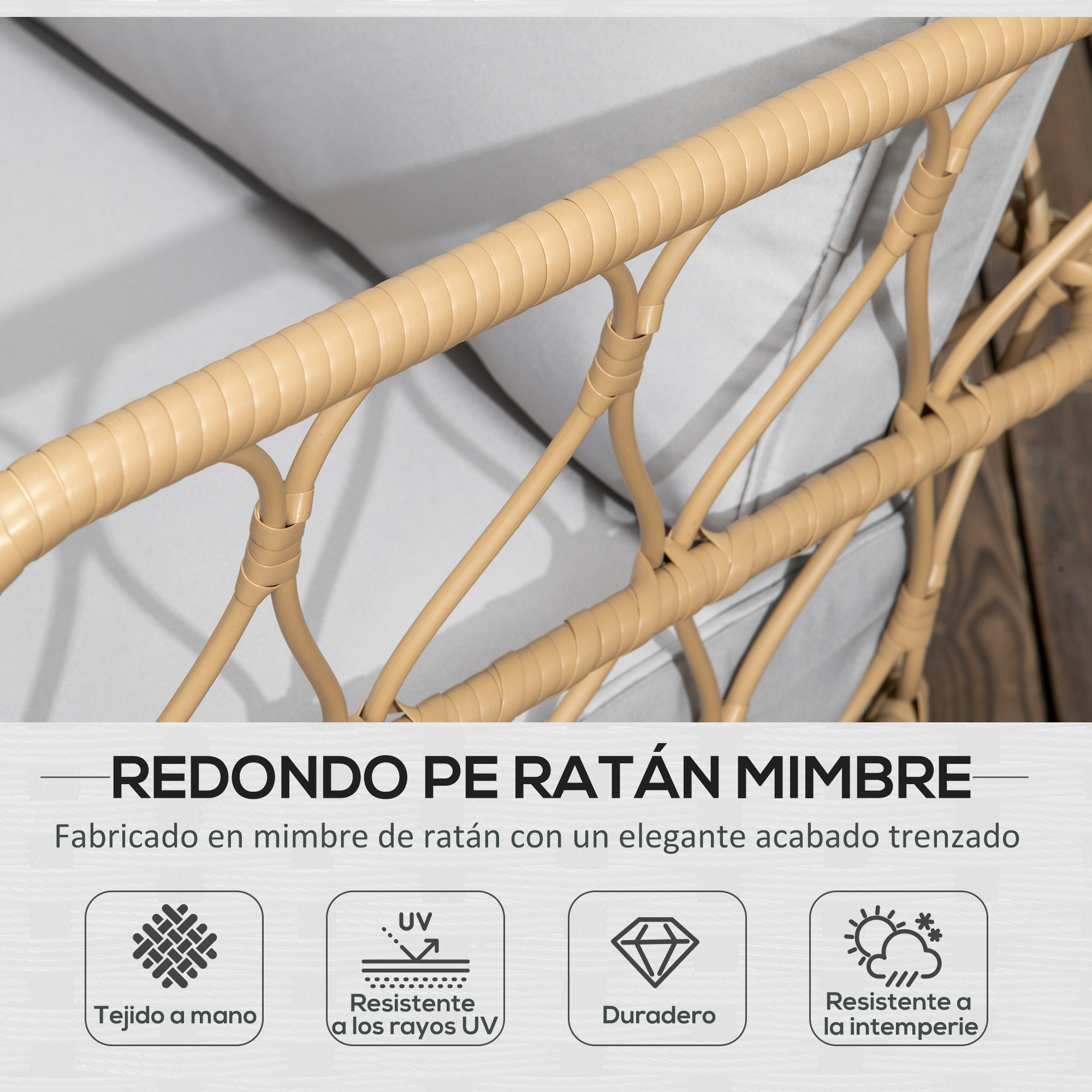 Una silla de ratán beige con cojines grises, primer plano del diseño tejido.