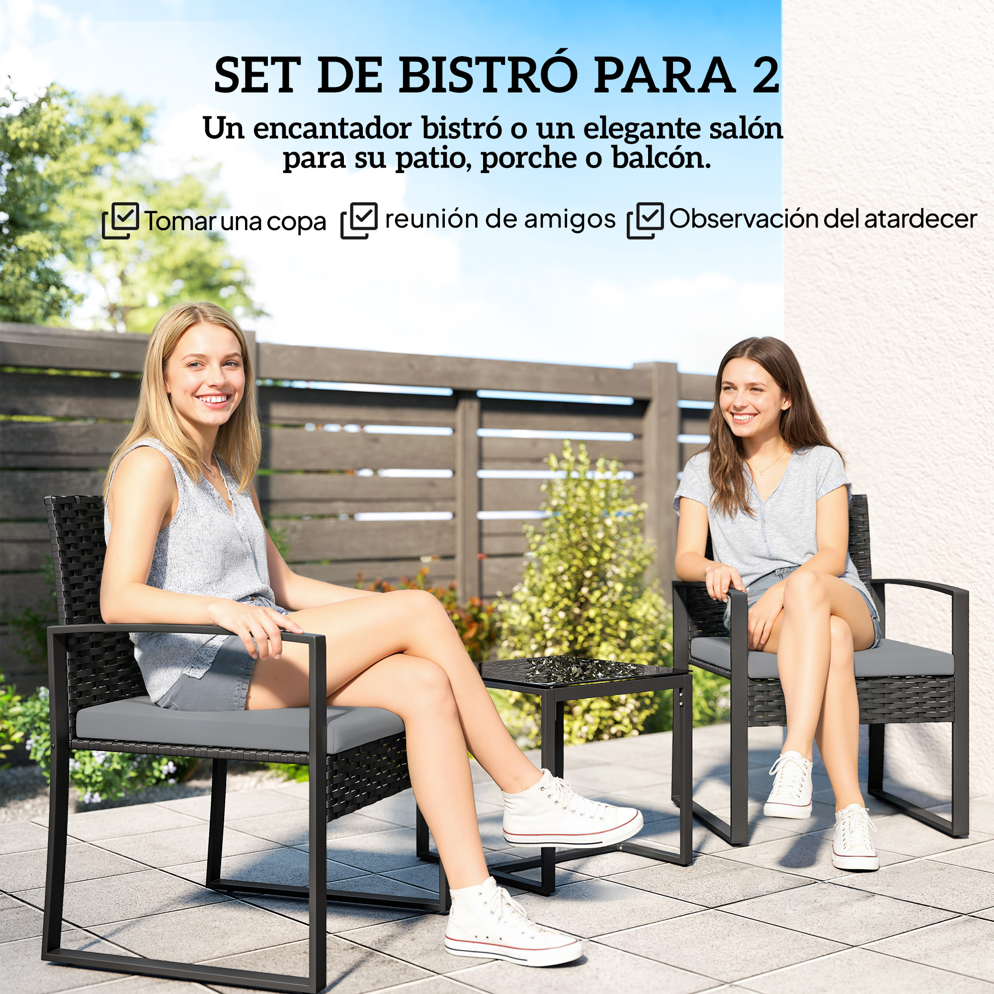 Dos mujeres sentadas en un balcón en una mesa de bistró. Llevan ropa casual de verano.