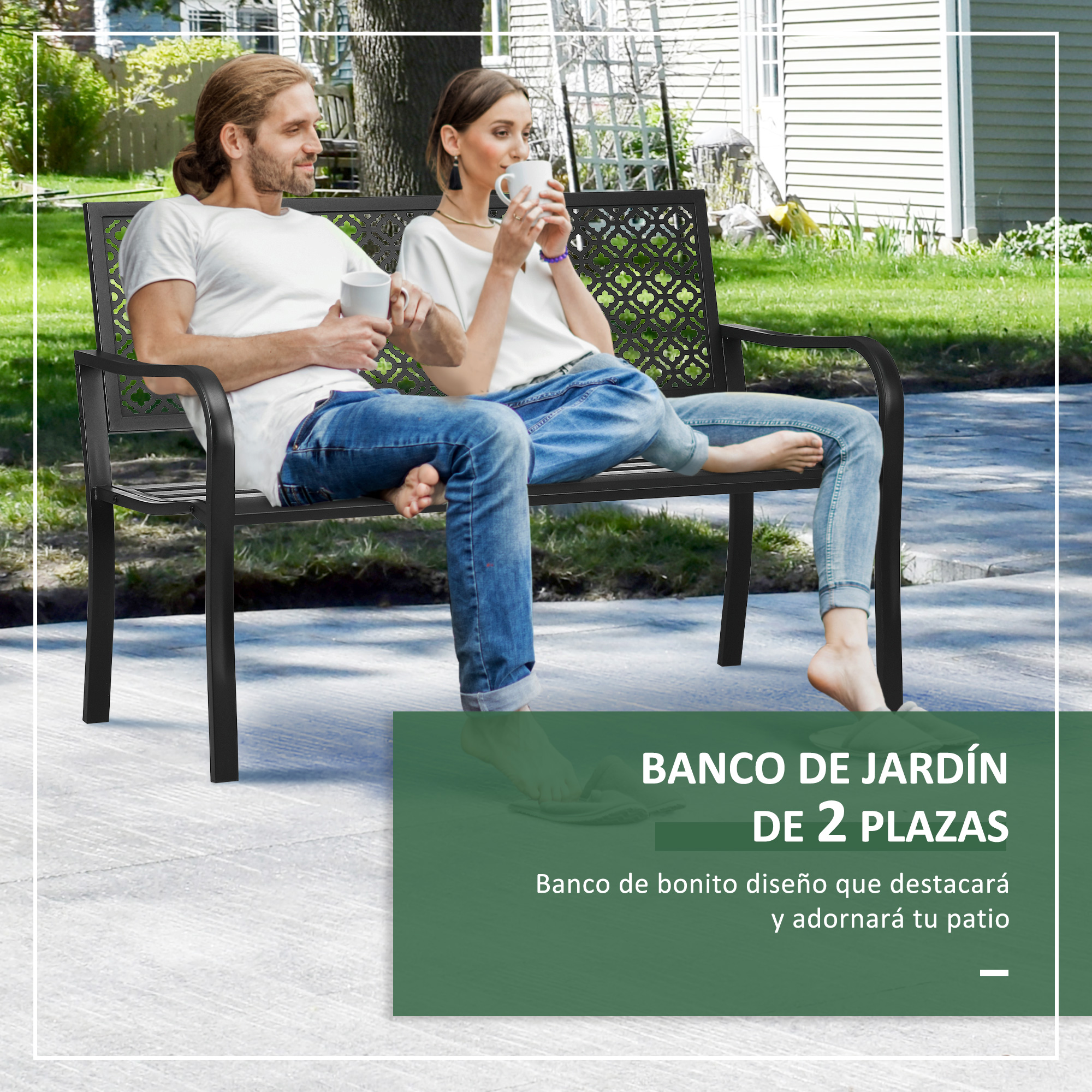 Una pareja bebe café en un banco de jardín al aire libre.