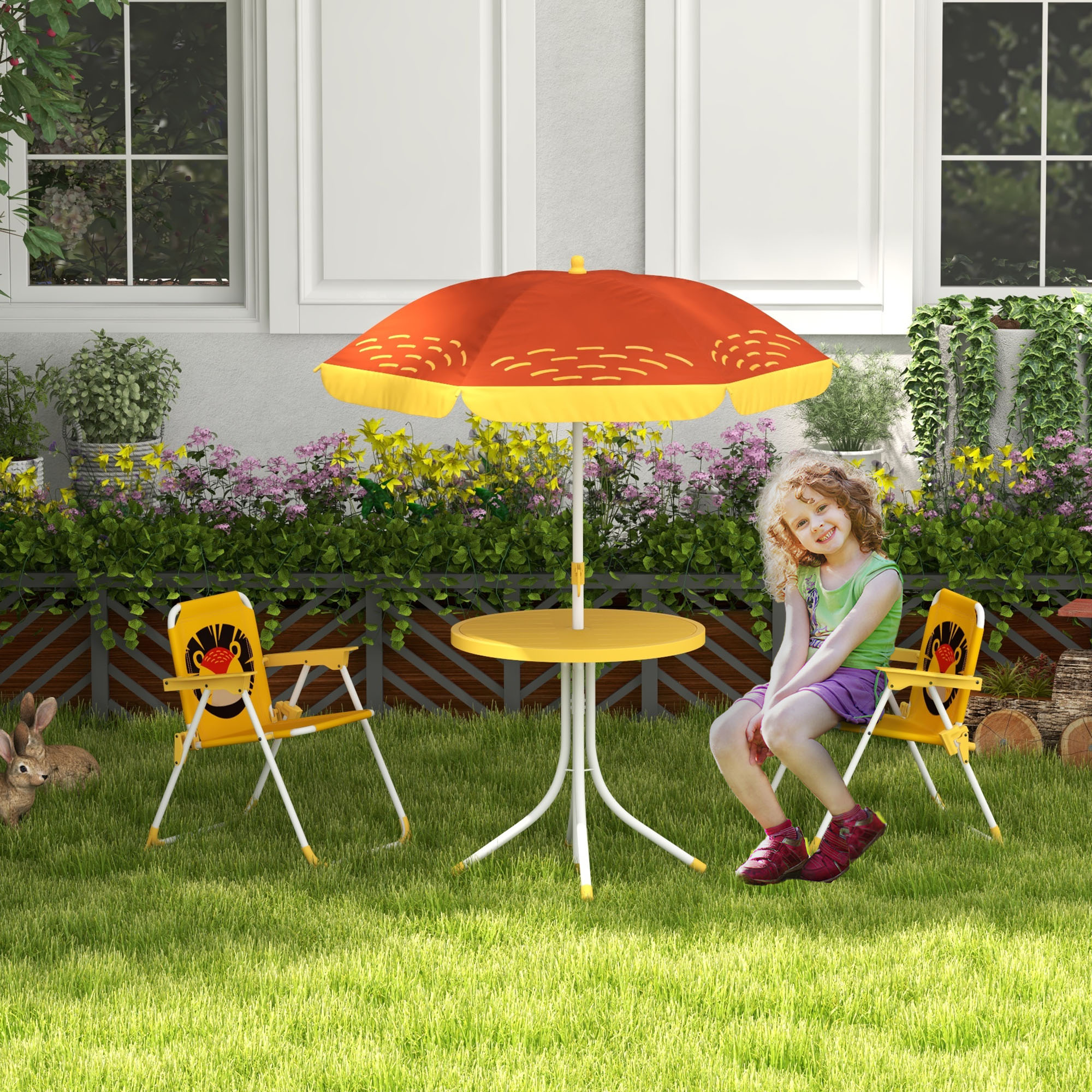 Una niña se sienta en una silla amarilla en un jardín bajo una sombrilla.