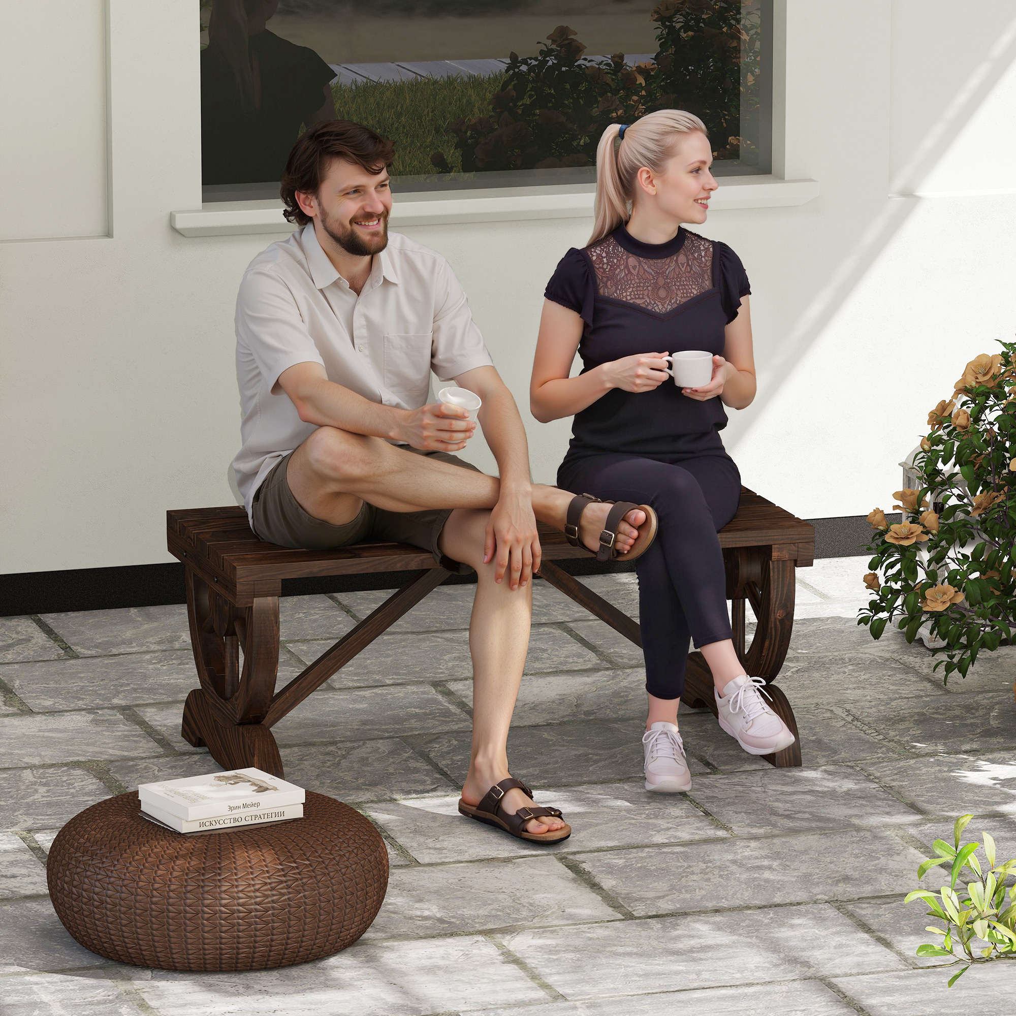 Un uomo e una donna siedono su una panchina di legno, bevendo caffè.