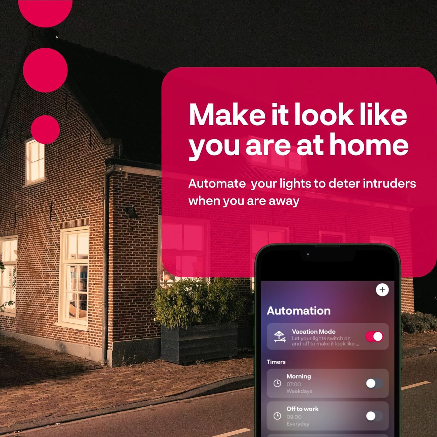 Ein Haus bei Nacht mit einer App zur Lichtautomatisierung auf einem Handy.