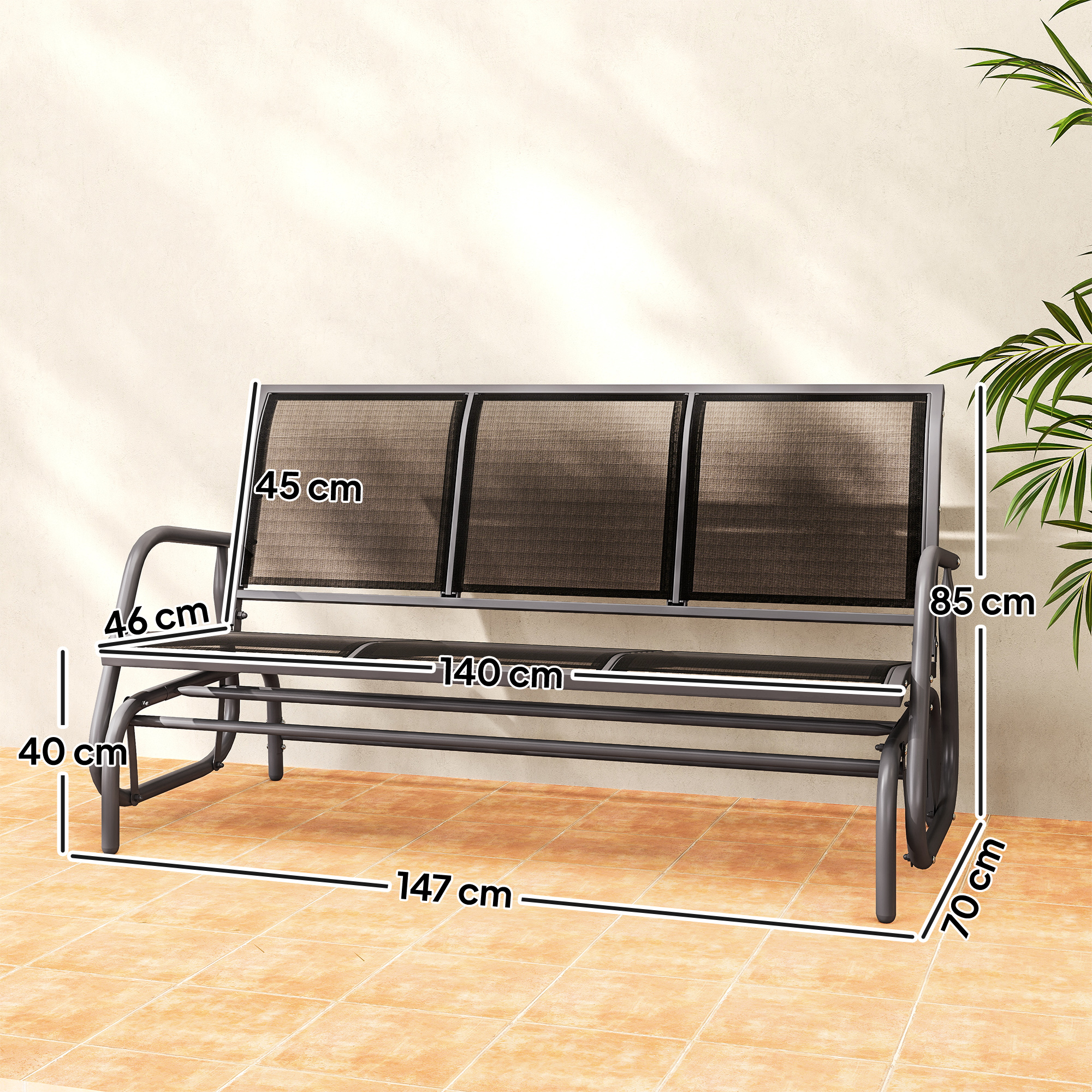 Una panchina da giardino in metallo grigio scuro con sedili e schienali in tessuto, larga 147 cm.