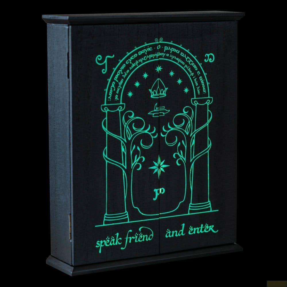 Ein schwarzer Schrank mit leuchtend grüner Runeninschrift und Tor-Design.
