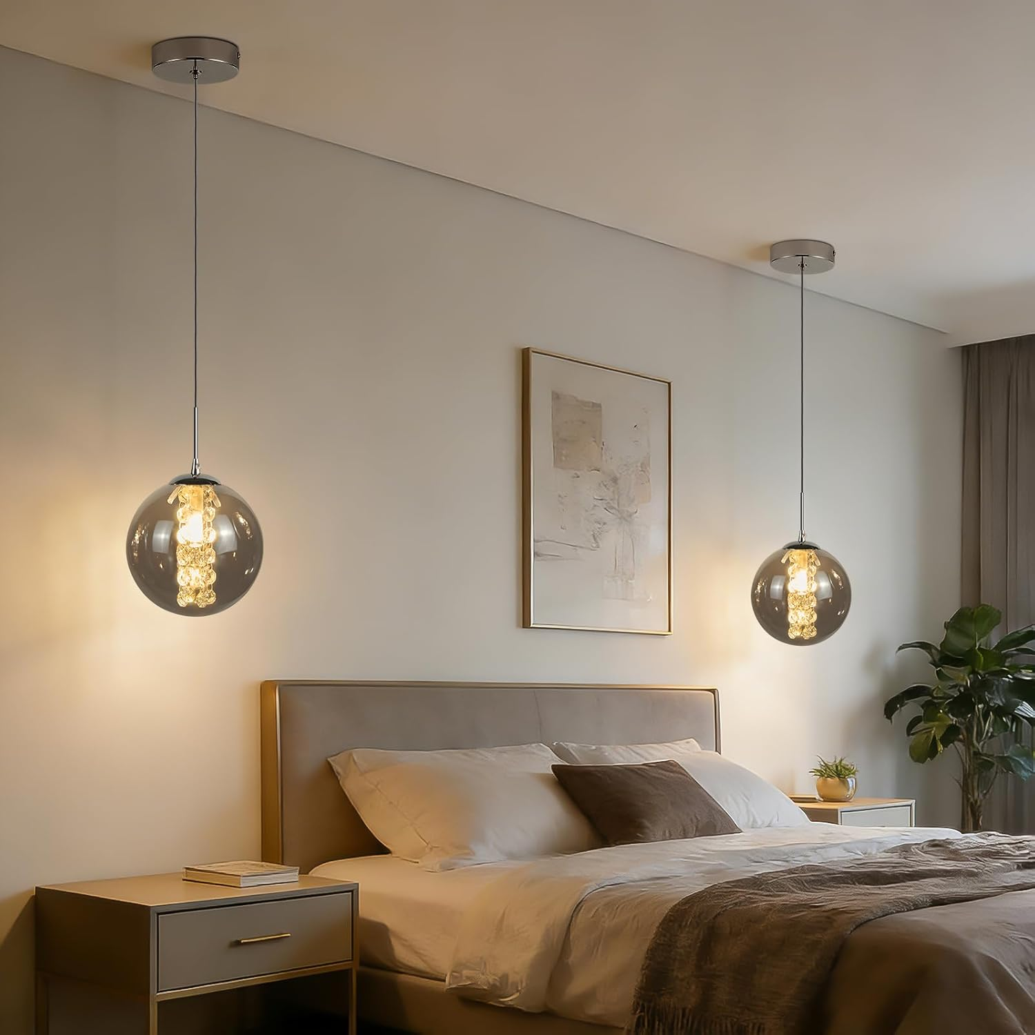 Due lampade a sospensione sferiche illuminano una camera da letto con letto e comodini.