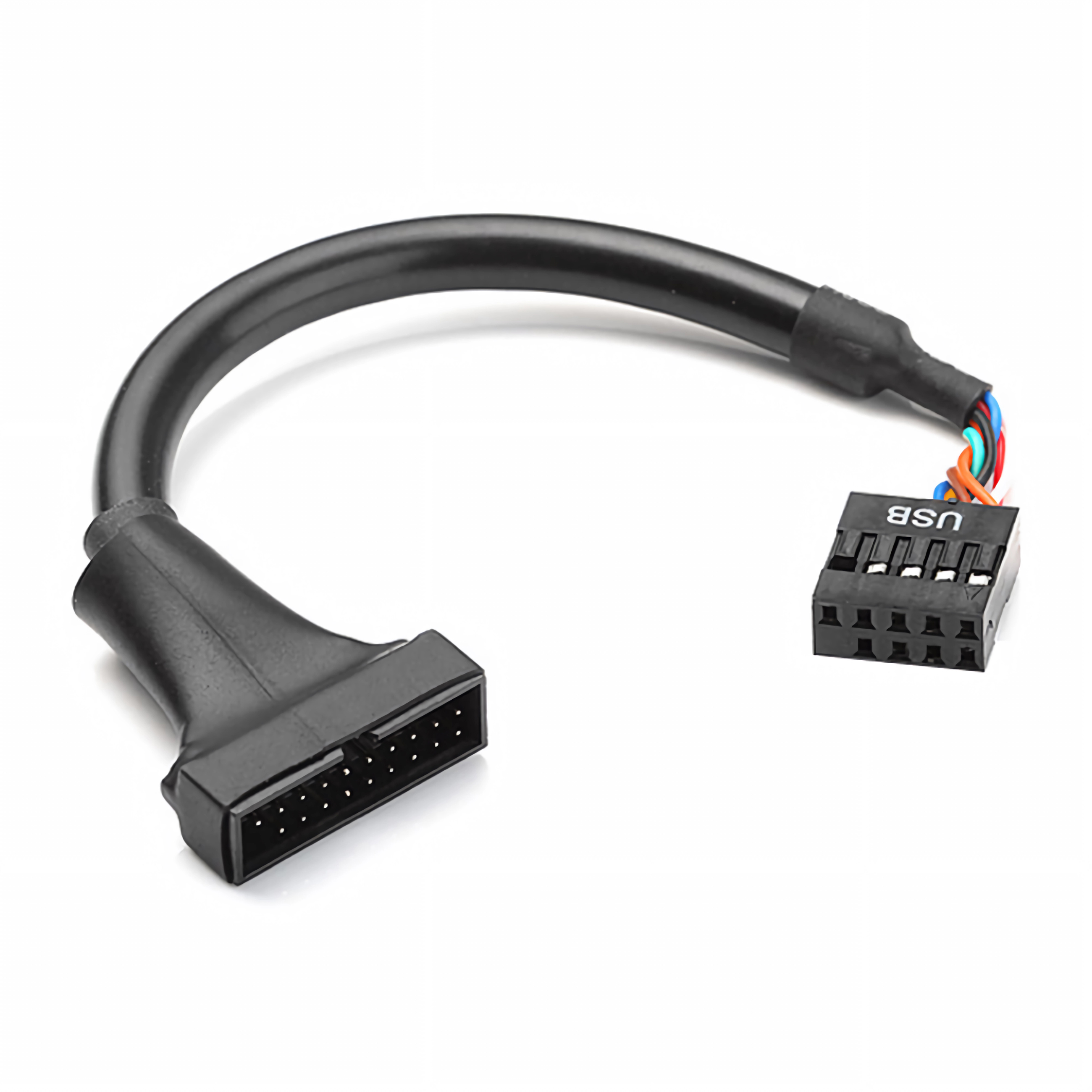 Ein schwarzes USB-Kabel mit zwei Anschlüssen auf weißem Hintergrund.