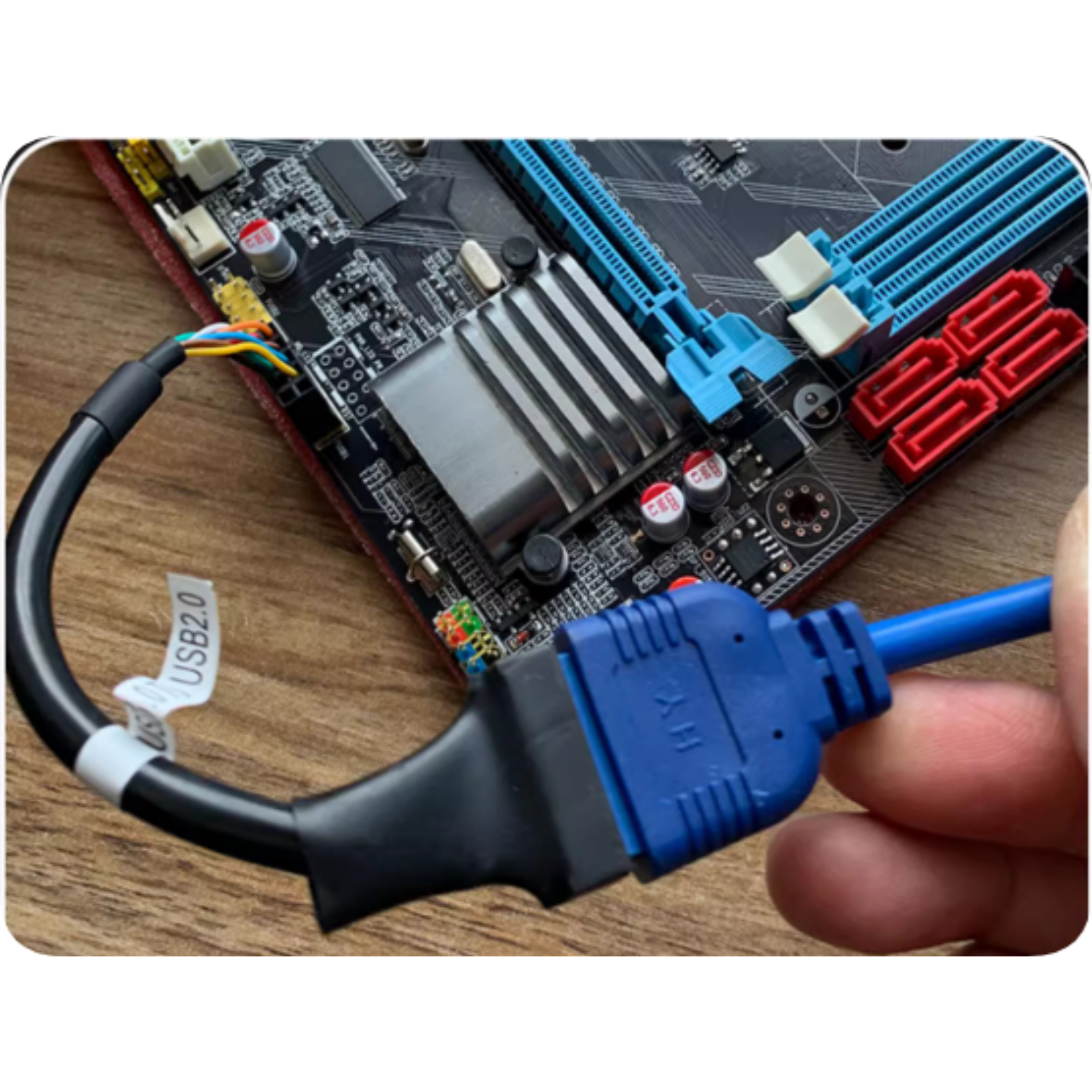Ein blauer USB 2.0-Stecker wird in ein Computer-Motherboard gesteckt.