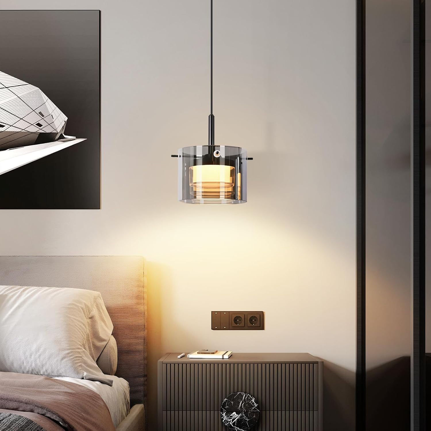 Comodino con lampada, letto e quadro in una camera da letto moderna.