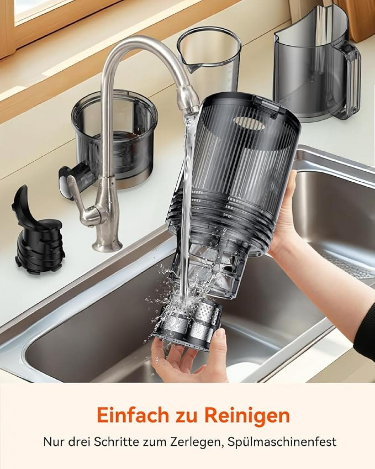 Ein schwarzer Staubsaugerbehälter wird unter einem Wasserhahn in einer Spüle gereinigt.