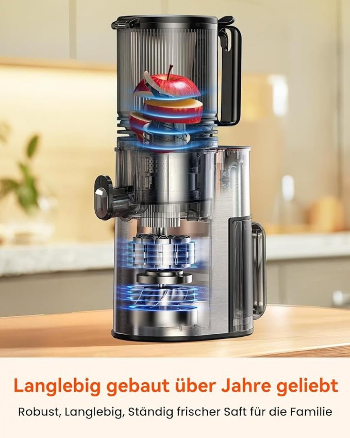 Ein Entsafter zerkleinert einen Apfel mit blauen Lichtern.