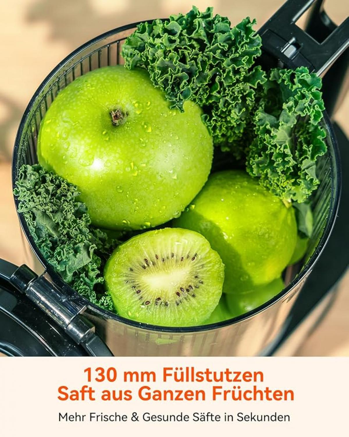 Grüne Äpfel, Kiwi und Grünkohl in einem Entsafter mit Wassertropfen.