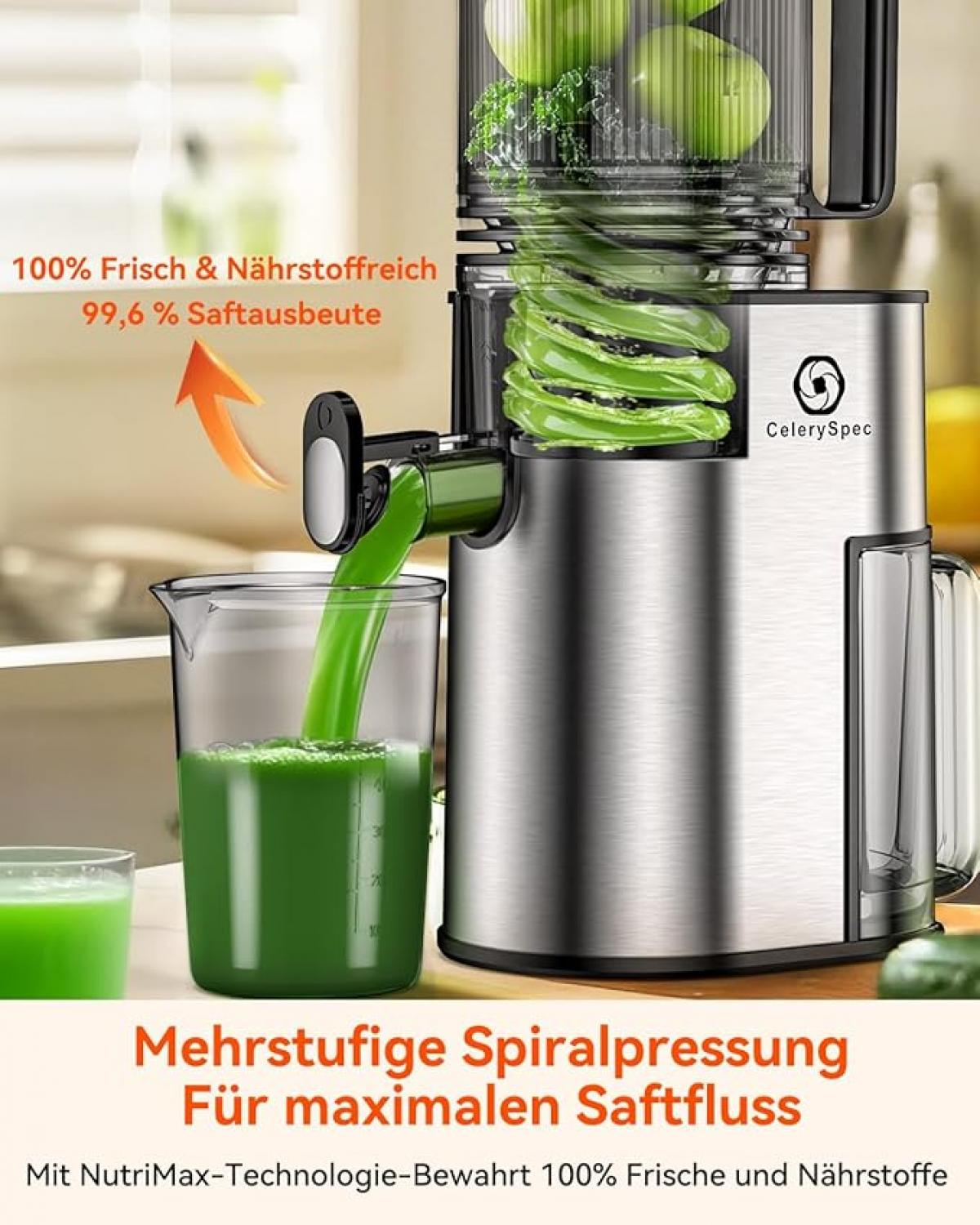 Ein Entsafter presst grünen Saft in einen Messbecher. Äpfel und Grünkohl sind oben.