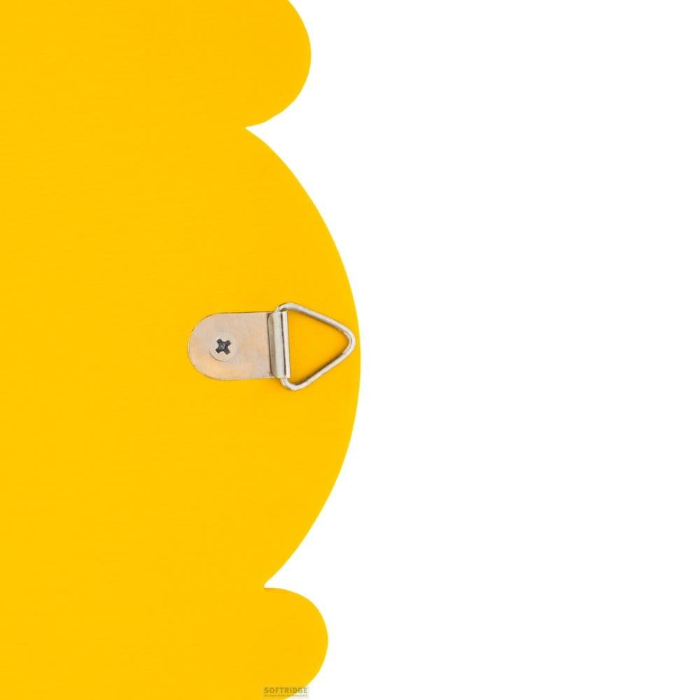 Un objeto amarillo con un colgador plateado y un tornillo.