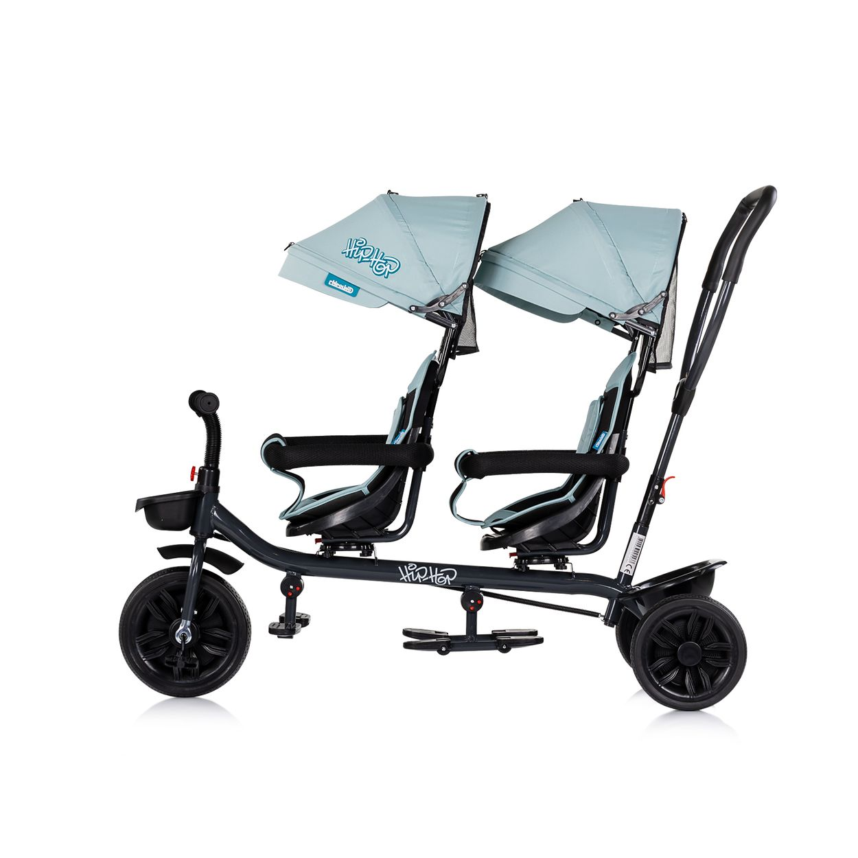 Ein dunkelgrauer Tandem-Kinderwagen mit zwei hellblauen Sitzen und Verdeck.