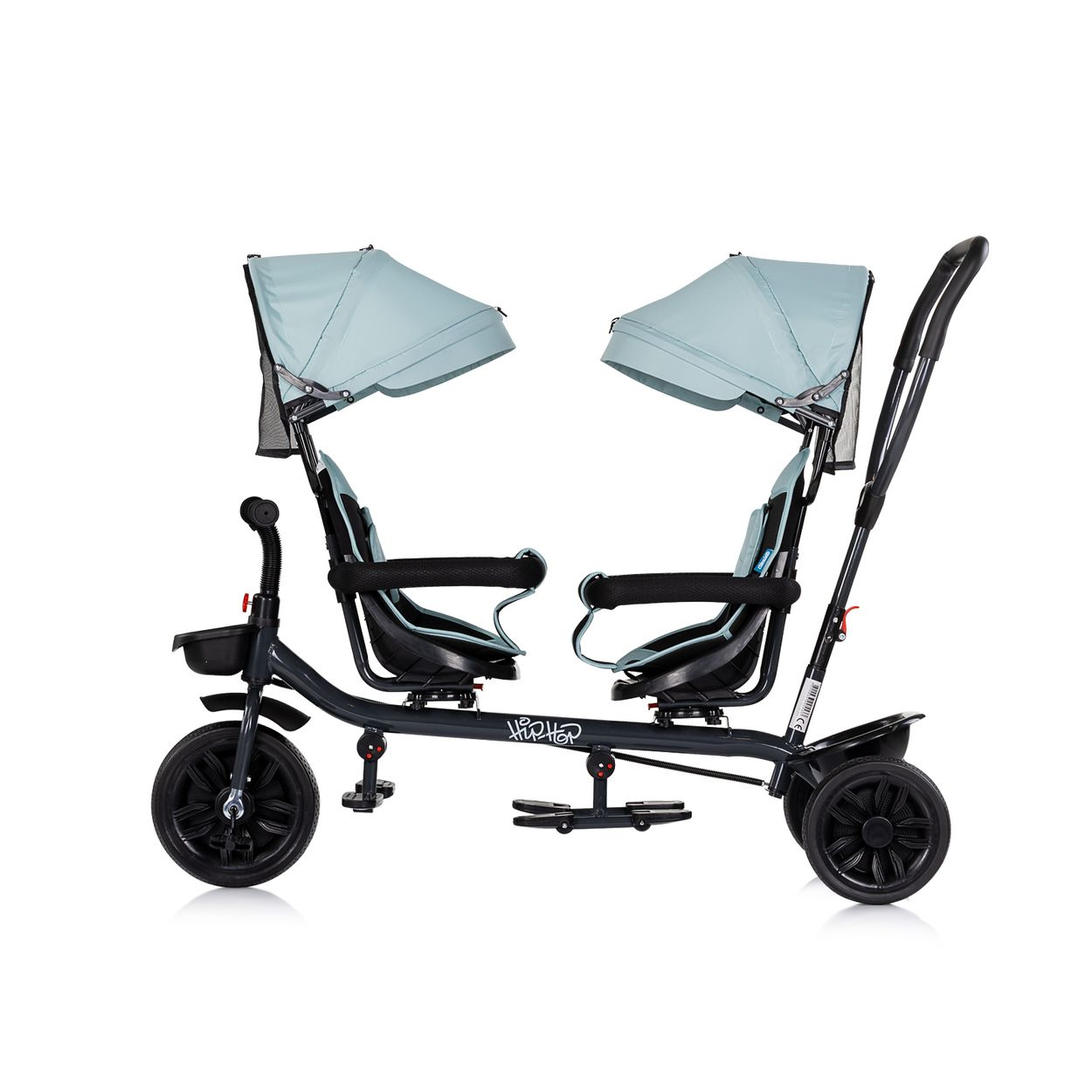 Ein graues Tandem-Dreirad mit zwei Sitzen und blauen Verdecken.