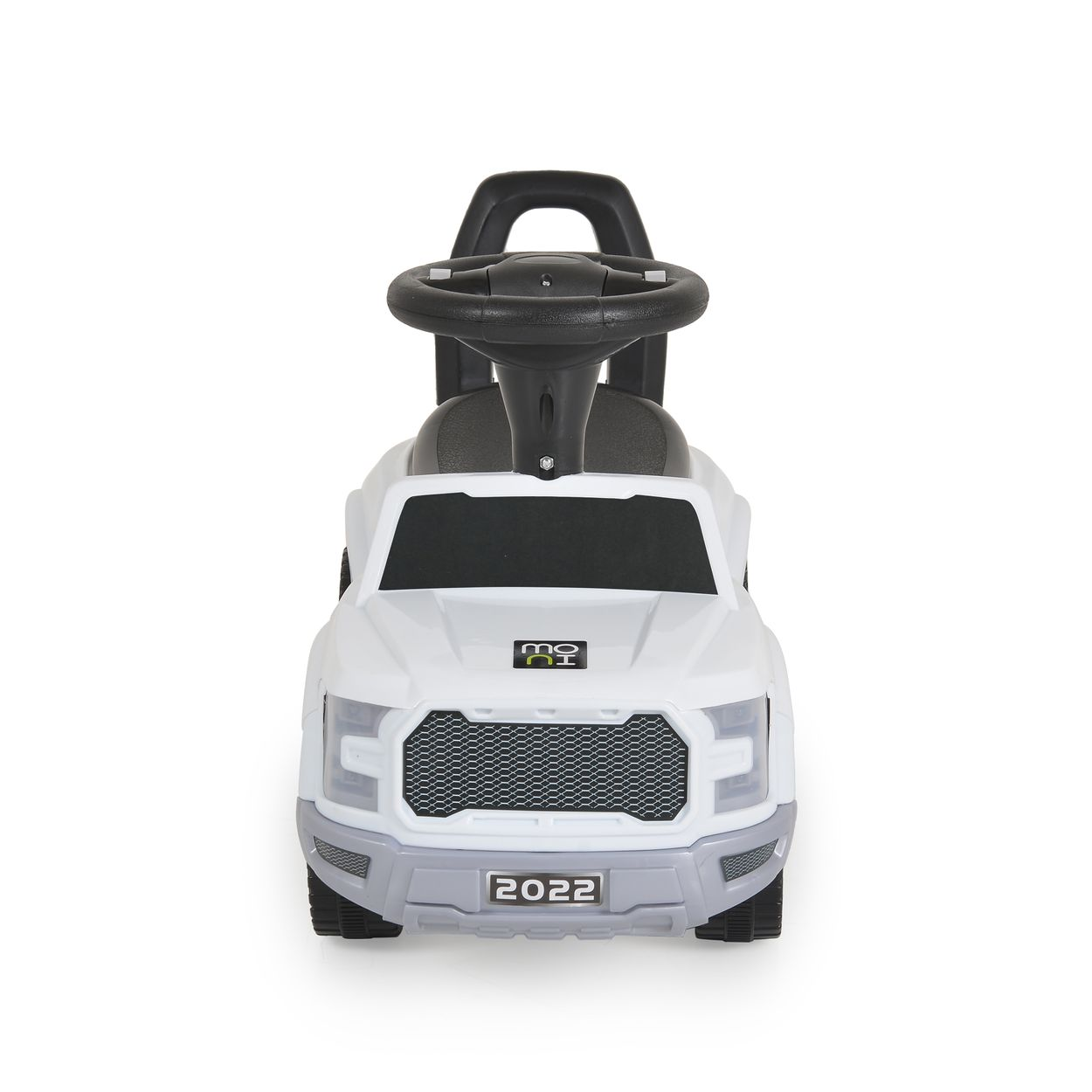 Ein weißes Kinderfahrzeug mit schwarzem Lenkrad und Grill.