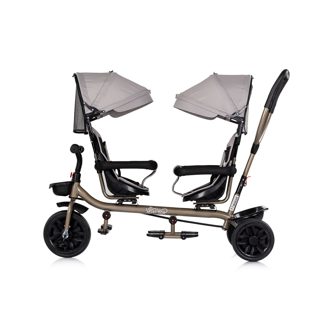 Ein beigefarbener Zwillingskinderwagen mit zwei Sitzen nebeneinander, Sonnendächern und Griff.