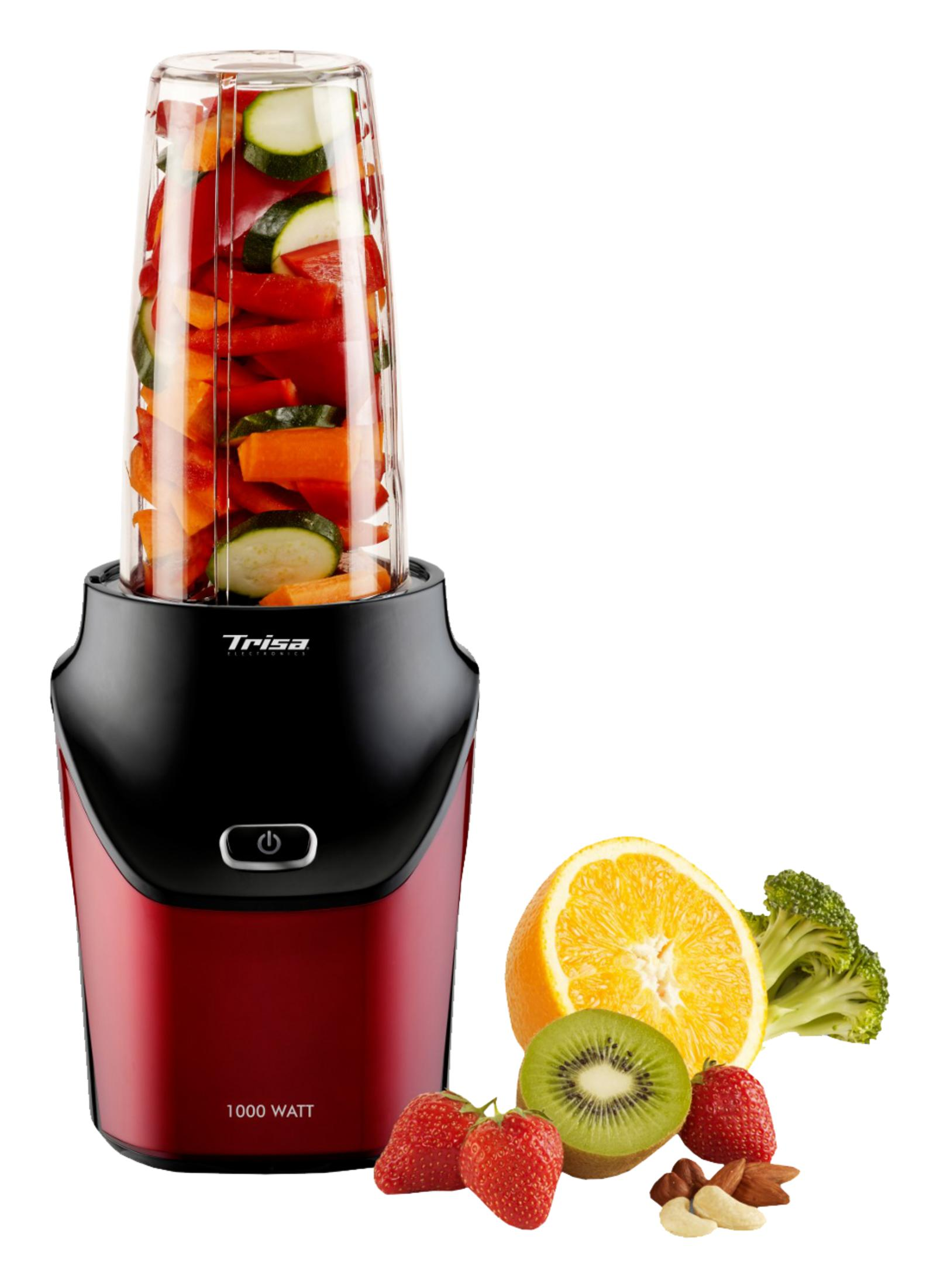 Ein roter Mixer mit Obst und Gemüse gefüllt, daneben Früchte und Brokkoli.