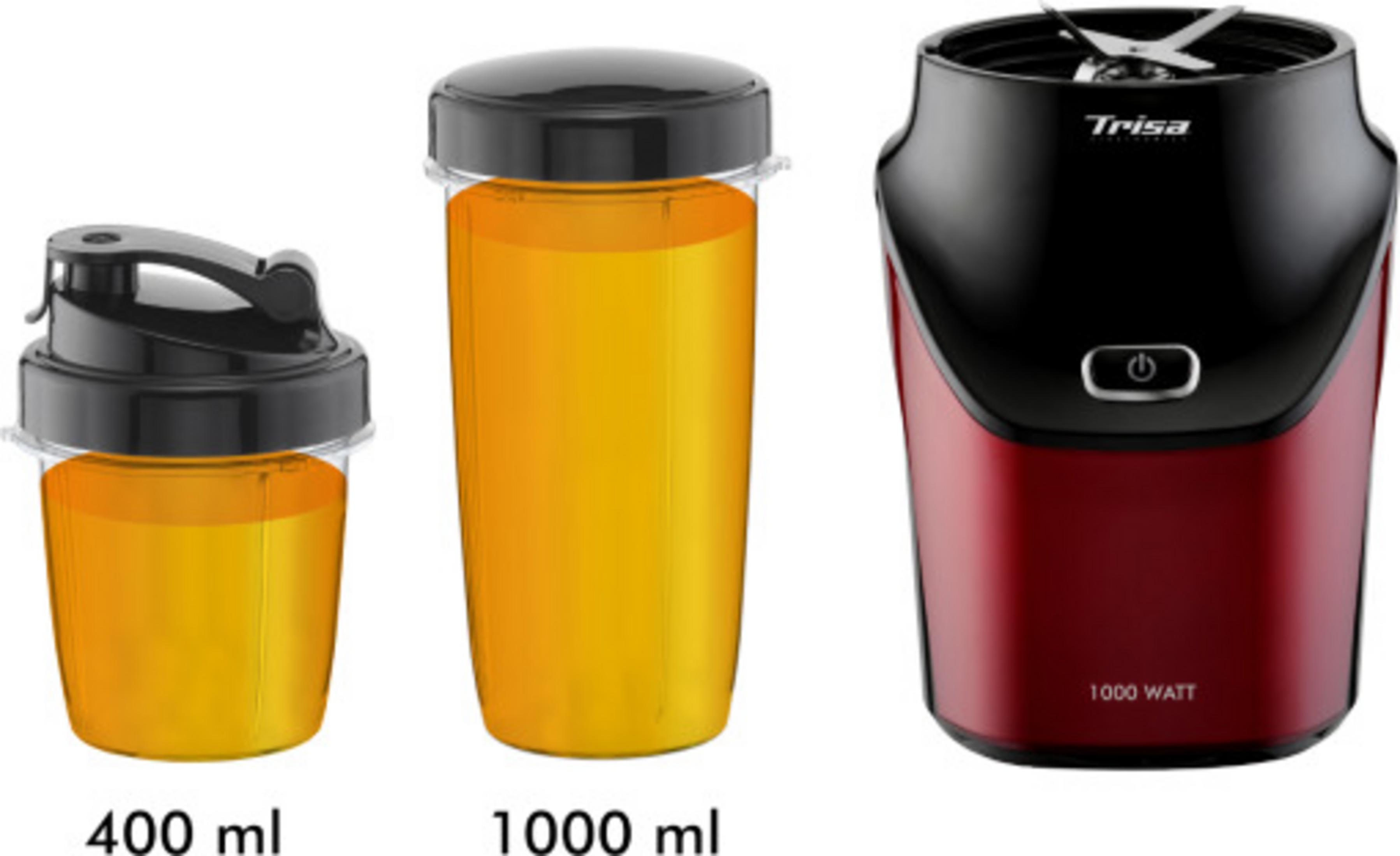 Zwei Becher mit orangem Saft und ein roter Mixer mit schwarzem Deckel.