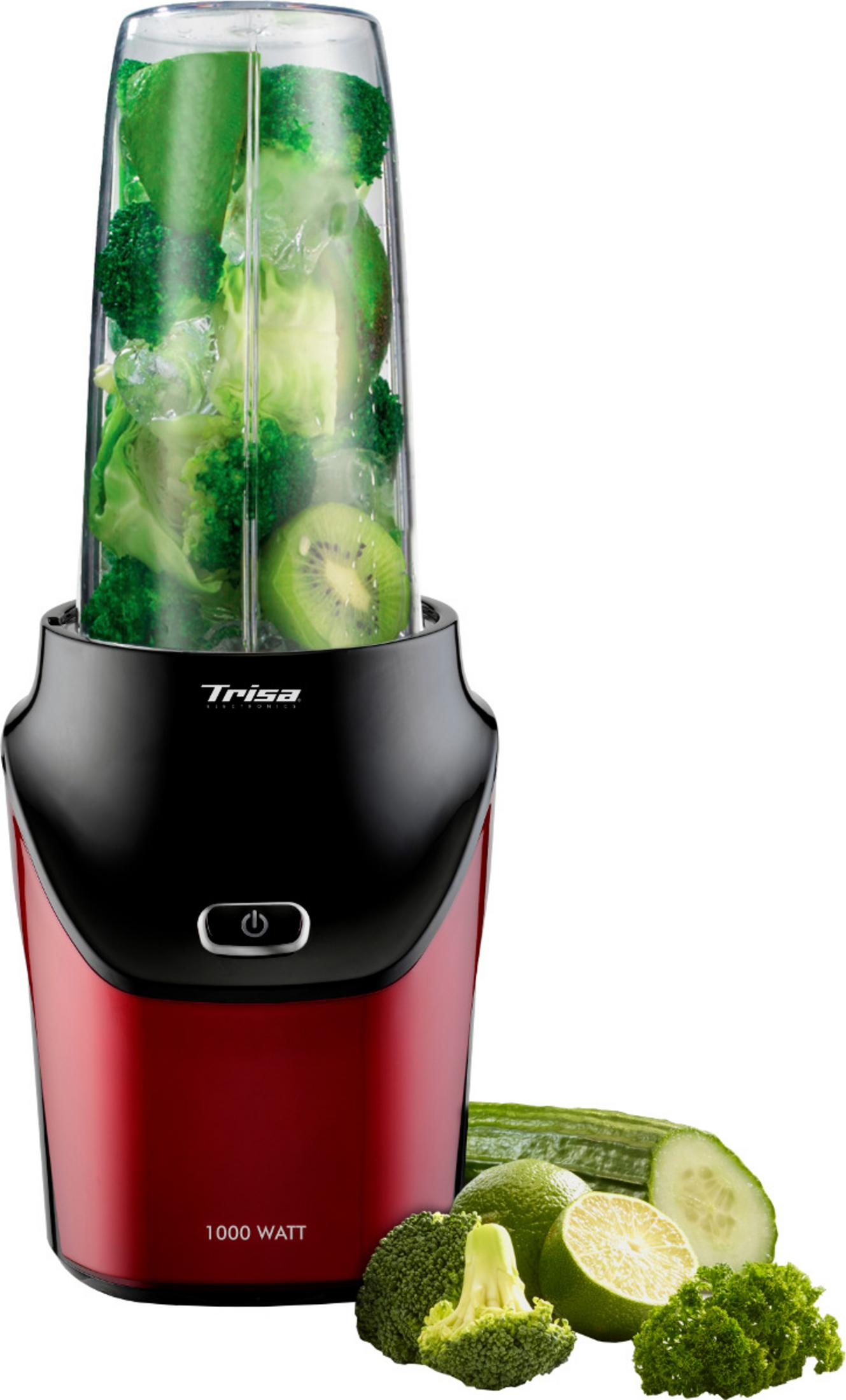 Ein roter Mixer mit Brokkoli, Kiwi und Eis im Behälter. Daneben liegen Gurke, Limette und Petersilie.