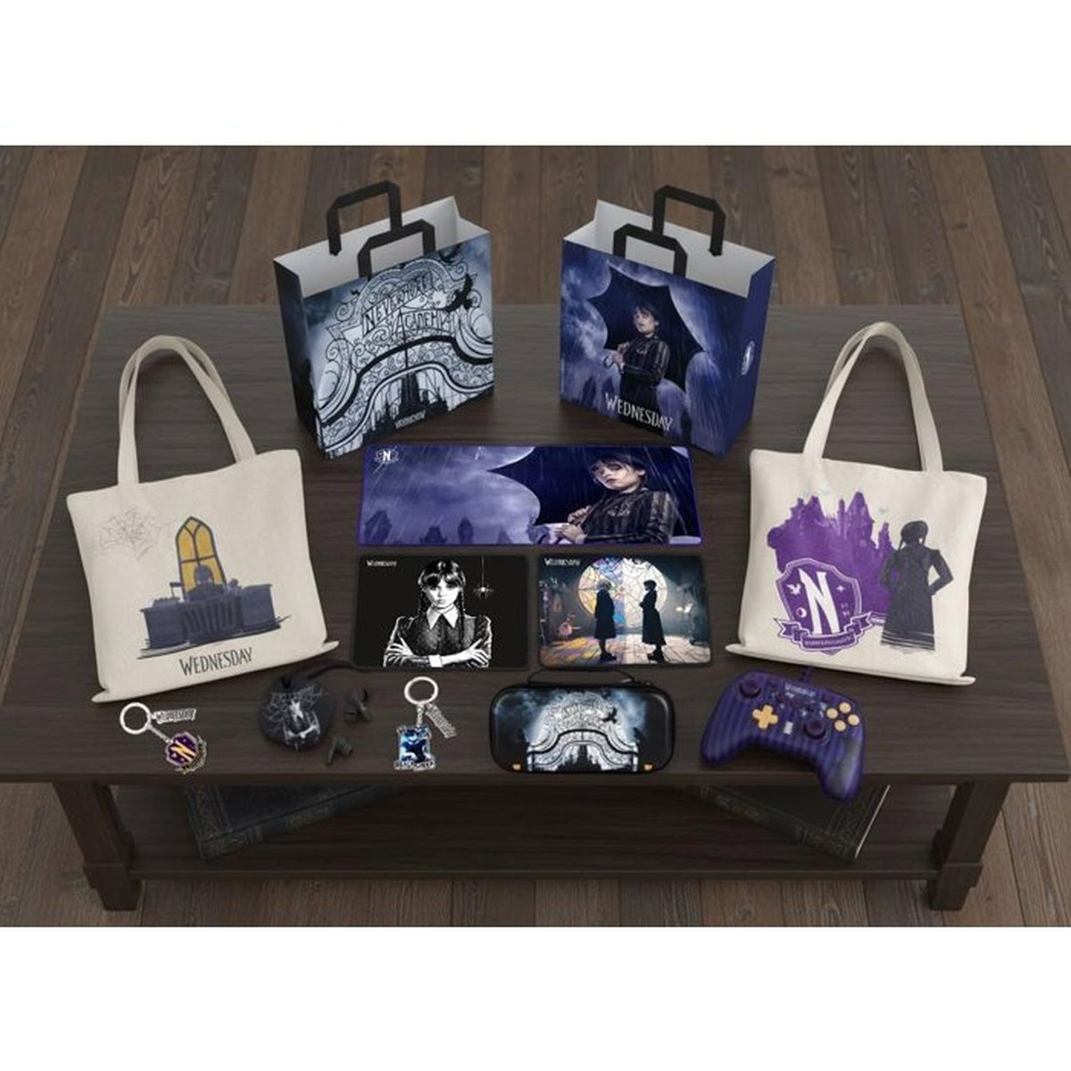 Produkty merchandisingowe z motywem Wednesday Addams na drewnianym stole.