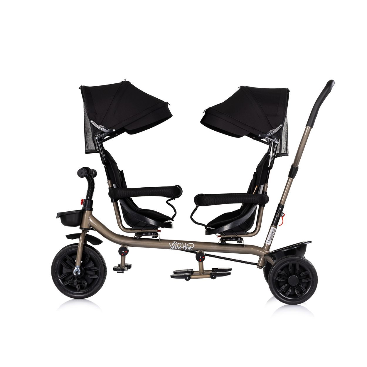 Ein brauner Zwillingskinderwagen mit zwei Sitzen, schwarzen Verdecken und Rädern.