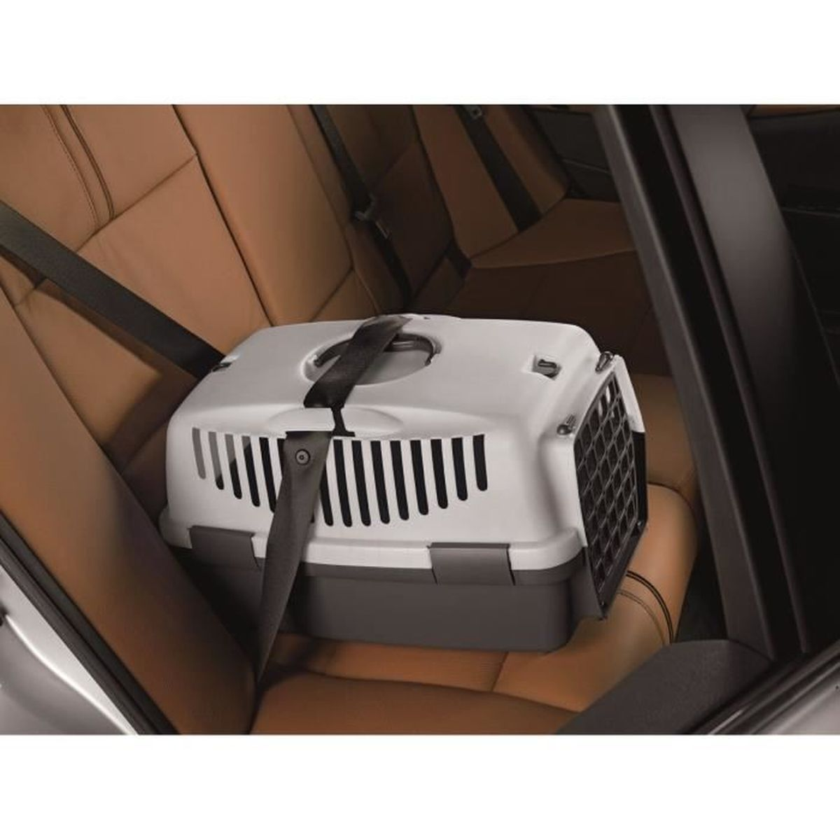 Ein weißer und grauer Tierkäfig ist auf braunen Ledersitzen im Auto gesichert.