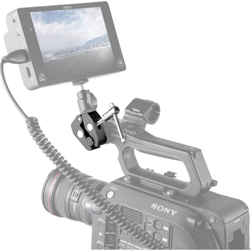 Ein Monitor ist an einer Videokamera befestigt, mit einem Gelenkarm und Kabeln.