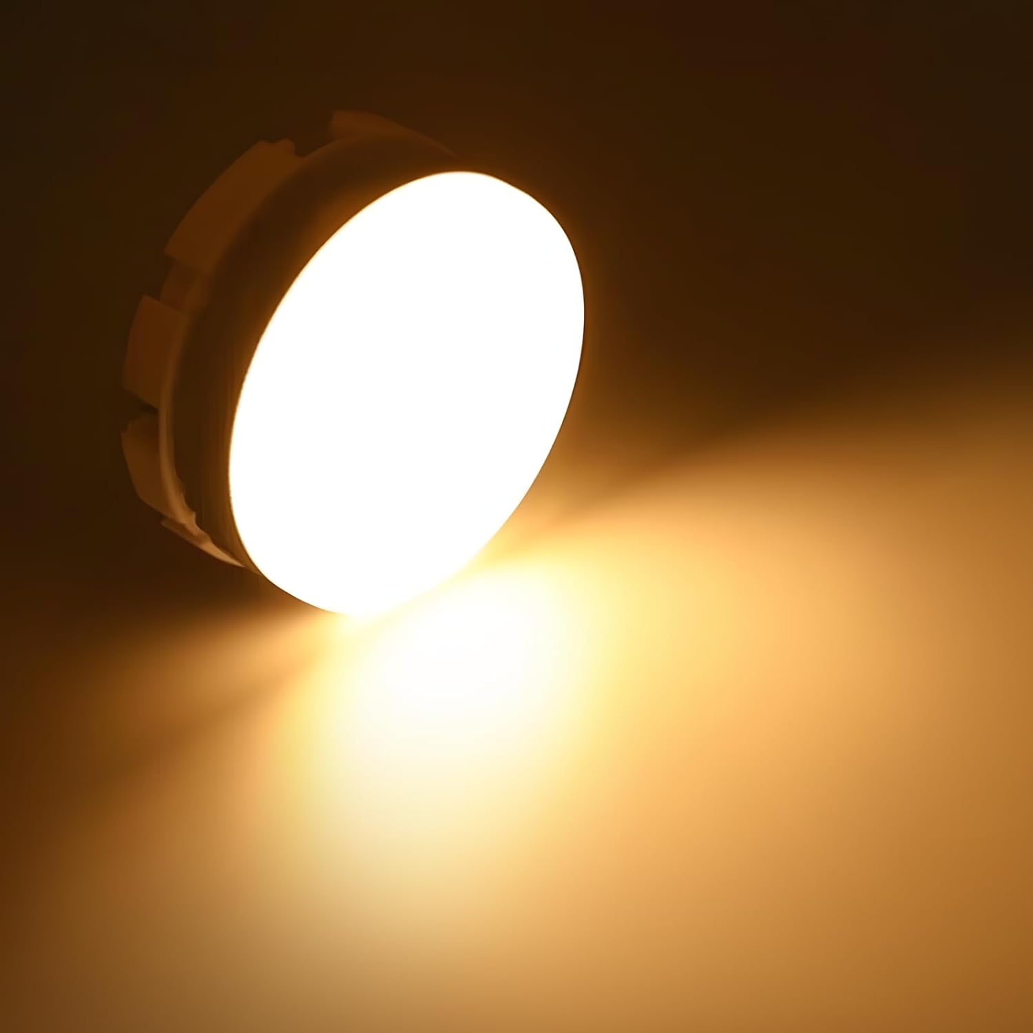 Un corpo lampada rotondo, ben illuminato, che proietta un caldo fascio di luce.