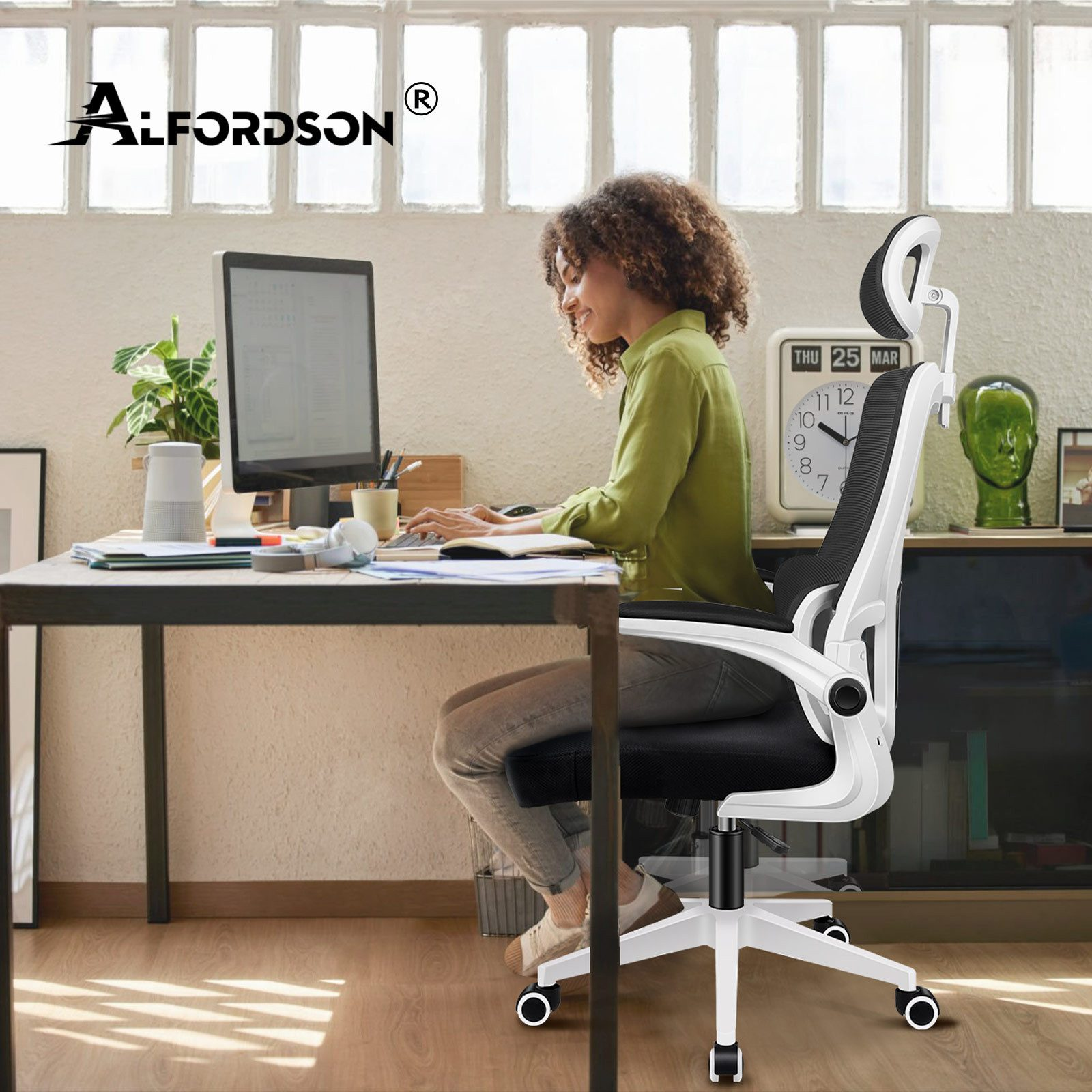 Frau arbeitet am Schreibtisch mit Computer, Bürostuhl, Uhr und Pflanzen.