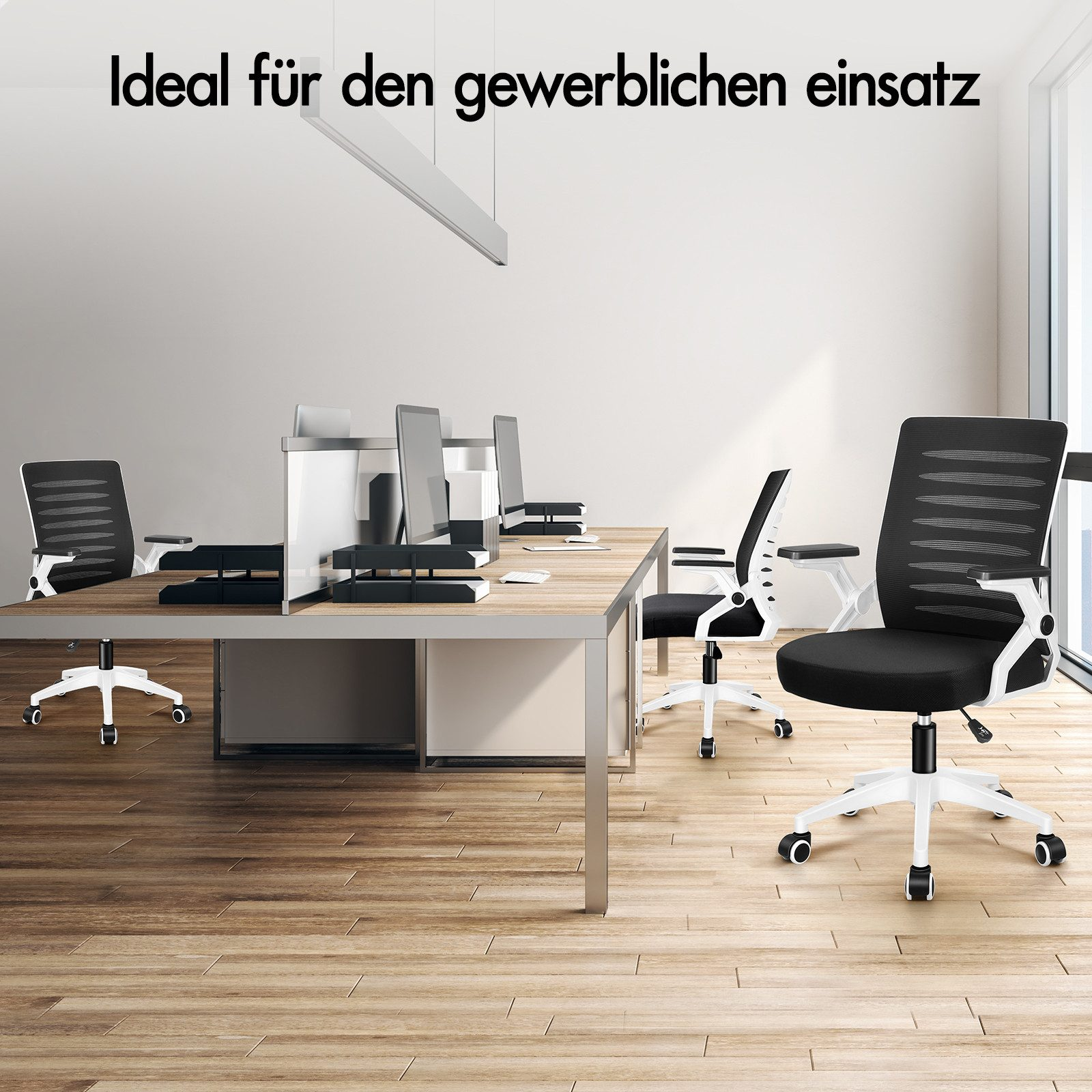 Bürostühle mit schwarzen Netzrücken und weißen Untergestellen stehen an Schreibtischen.