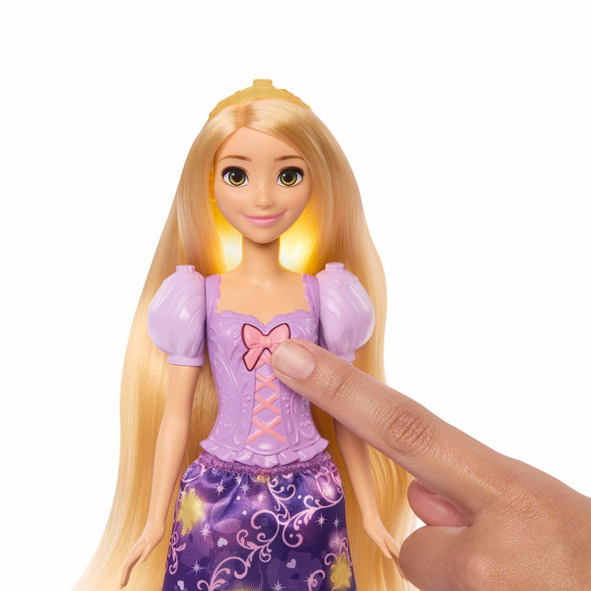 Eine Puppe mit langen blonden Haaren trägt ein lila Mieder und Rock. Ein Finger drückt auf die Puppe.